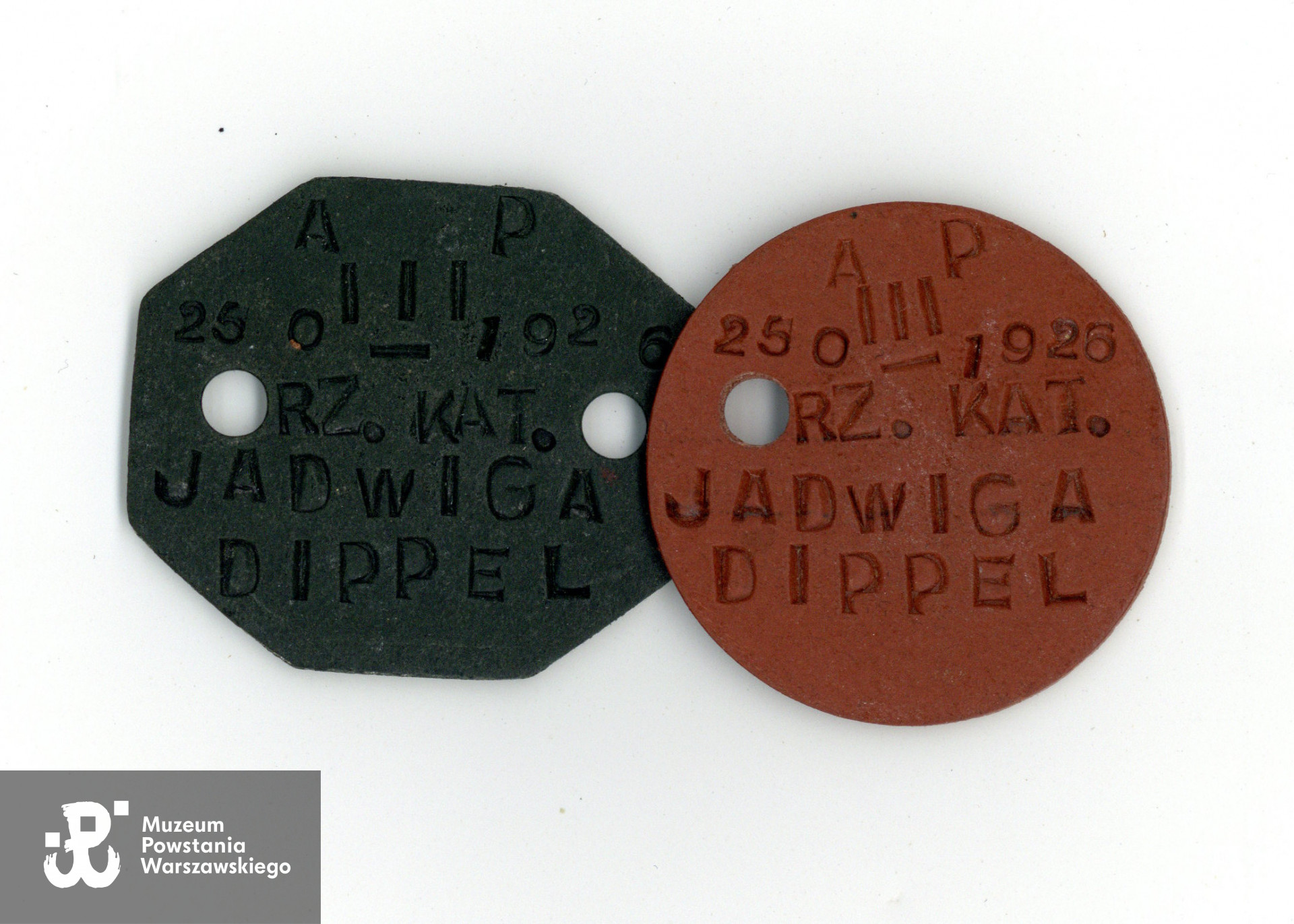 Nieśmiertelnik obozowy należący do Jadwigi Dippel. Ze zbiorów prywatnych p. Jadwigi Dippel - Bossowskiej.