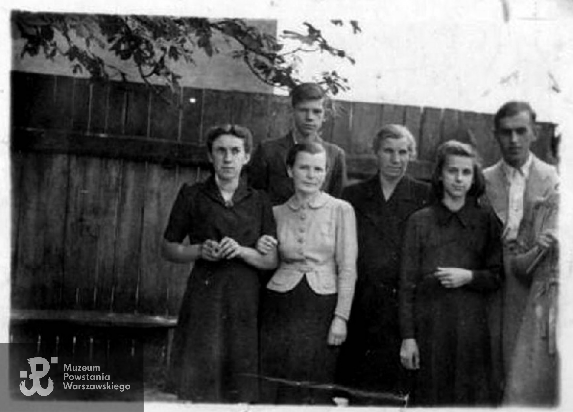 Rodzina na podwórku domu w Zwoleniu ok.1940 rok. Od lewej Janina Życzyńska, Franciszka Stępień, Dziunek Michalski,  Maria Życzyńska, Stanisłąwa Życzyńska, Tadeusz Życzyński