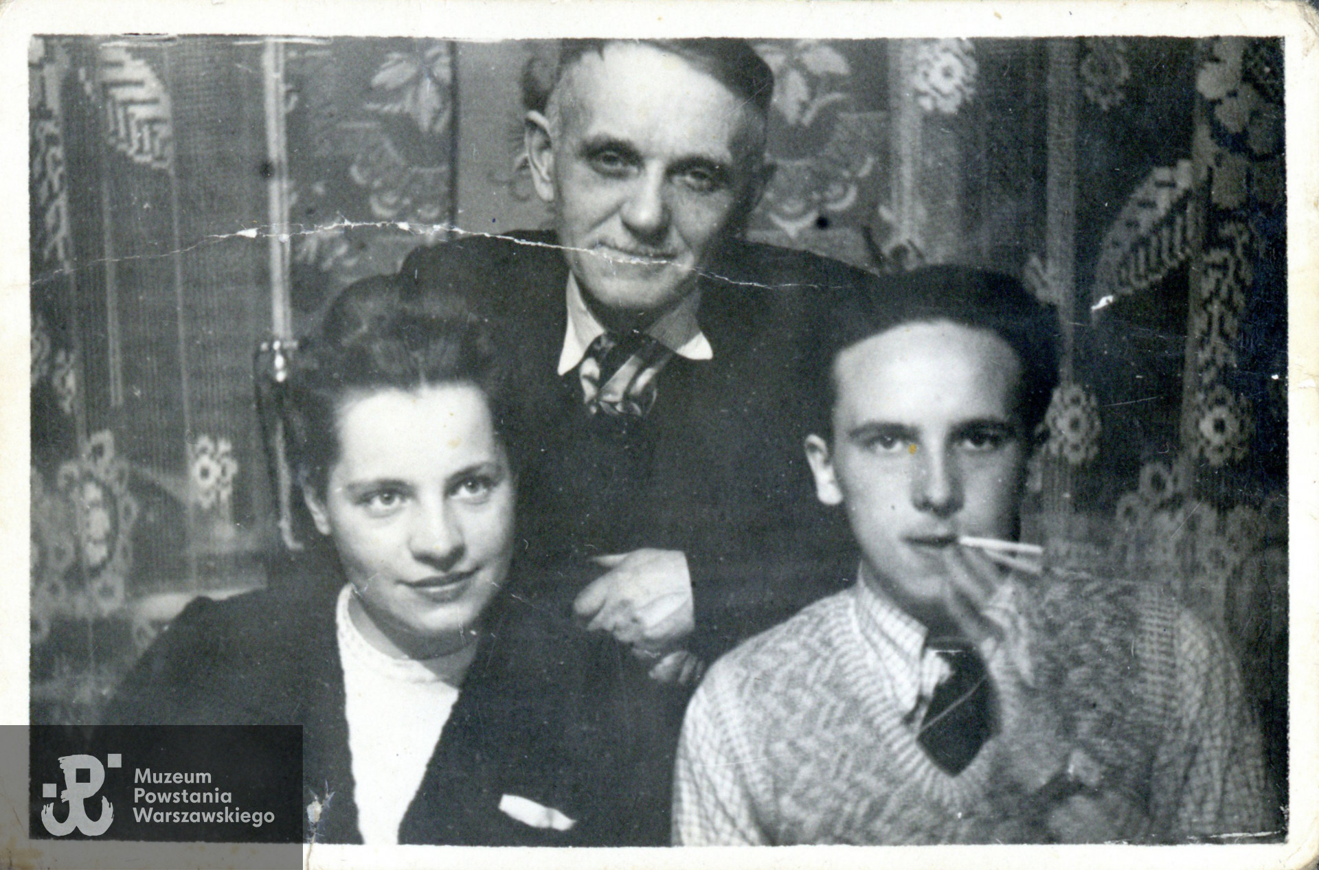 Zdjęcie wykonanie przed Powstaniem Warszawskim w 1944 roku, w mieszkaniu pp. Kwiatkowskich przy ul. Raszyńskiej 8. Z lewej Helena Szkonter z d. Matałowska, po prawej Edward Kwiatkowski „Edek”, „Czarny". Fot. ze zbiorów rodzinnych,  udostępniły  p. Dorota Zbiegniewska-Lech i p. Anna Zbiegniewska-Lis, siostrzenice Powstańca. Skany wykonano w Muzeum Powstania Warszawskiego w lutym 2024 r. 