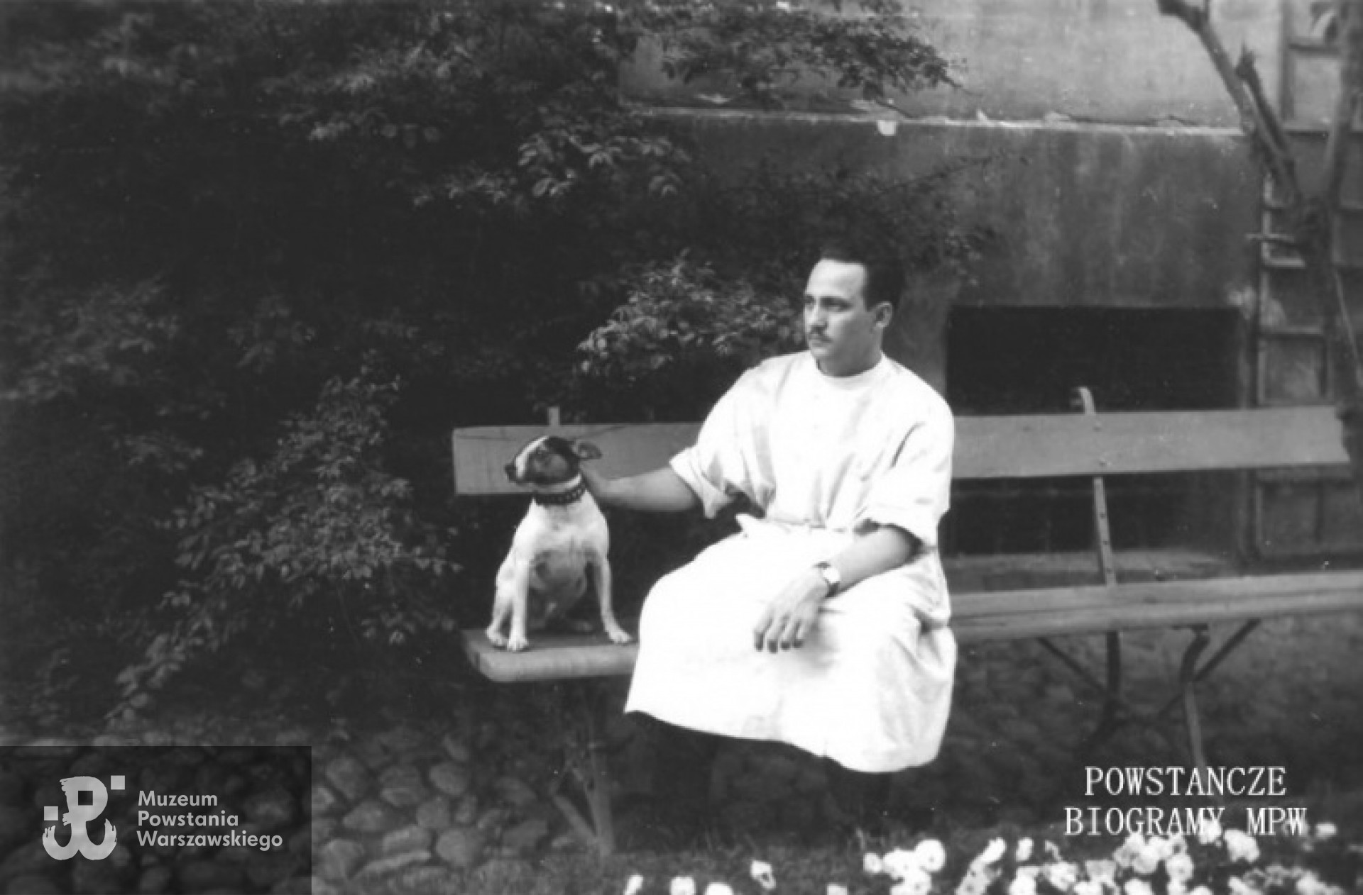 Dr Felicjan Loth z psem Pimpusiem. Fot. z Archiwum Muzeum Więzienia Pawiak