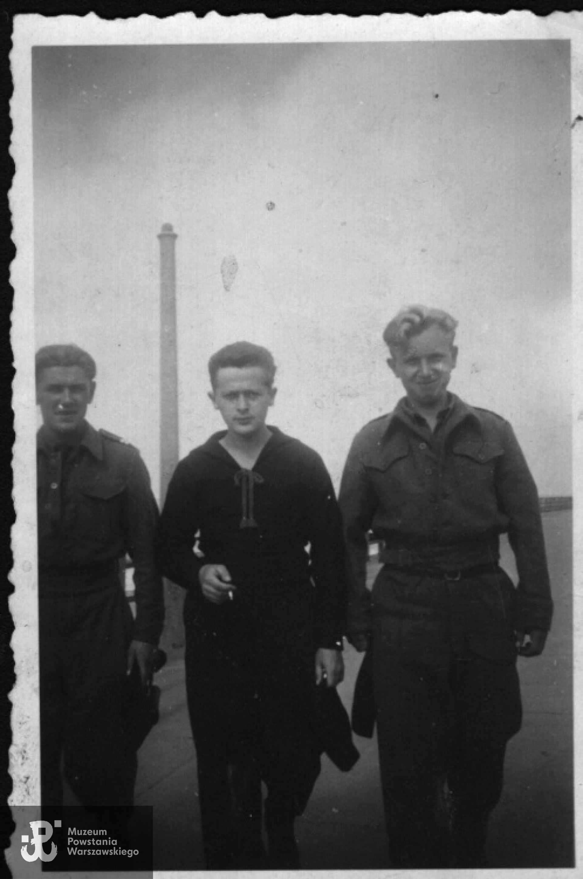 Po wyzwoleniu w bazie alianckiej na wyspie Sylt. Od lewej: NN, "Bobek" (NN), Stefan Tamowicz