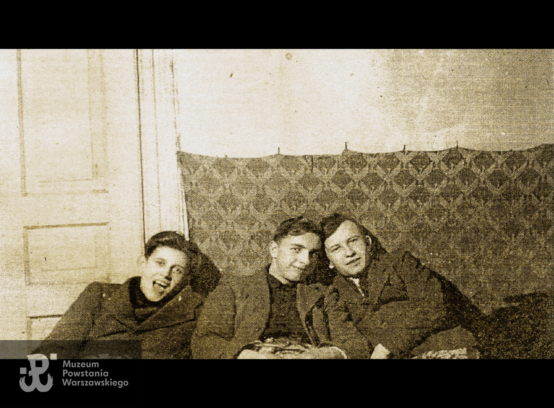 Fotografia wykonana w  Legionowie około 1942-1943 roku. Od lewej: Lucjan Spletsteser „Kawka”, Zenon Kałamaja "Zenek"  i Zbyszek Zakrzewski „Arab”. Fot. ze zbiorów Lucjana Spletstesera