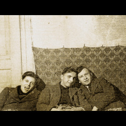 Fotografia wykonana w  Legionowie około 1942-1943 roku. Od lewej: Lucjan Spletsteser „Kawka”, Zenon Kałamaja 
