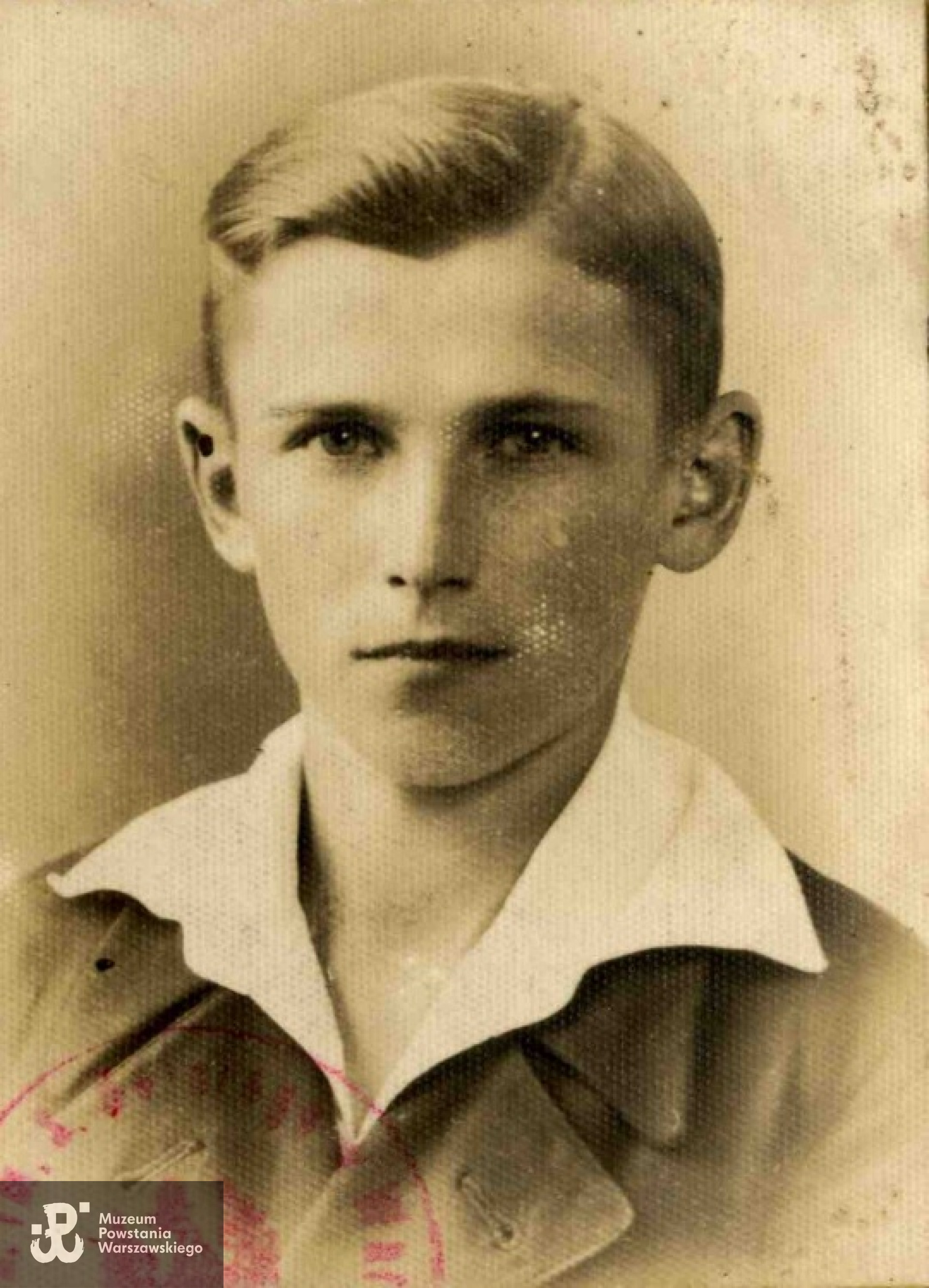 Stefan Bączkowski "Dziób" około roku 1936 - 1937. Fotografia legitymacyjna ze zbiorów Muzeum Powstania Warszawskiego, sygn. P/8726/17 