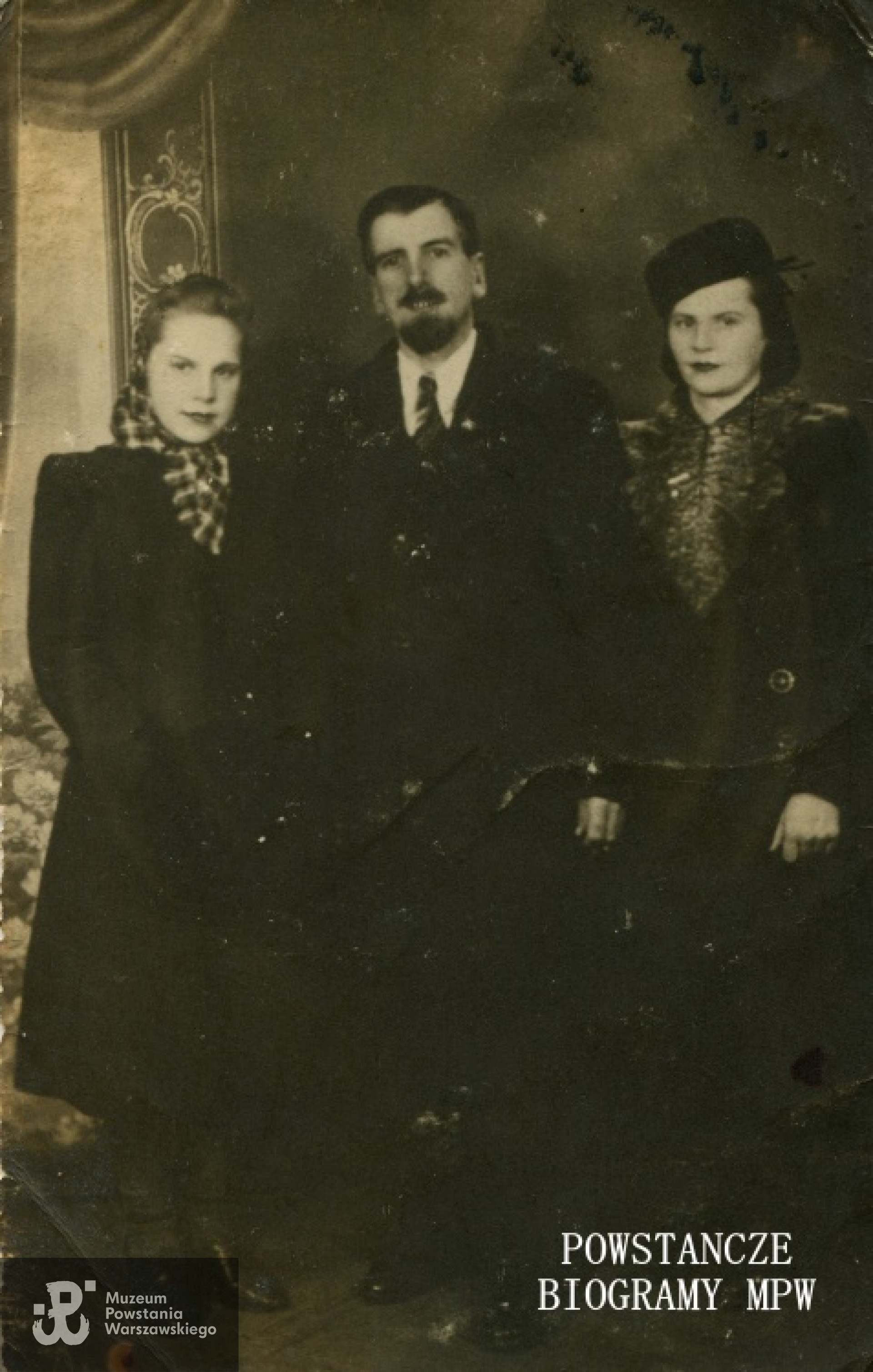 Rok 1944 r. Władysław z żoną (po prawej) oraz  siostrą Władysławy - Stefanią Kołsut (na zdjęciu pierwsza z lewej). Fot. z archiwum rodzinnego.