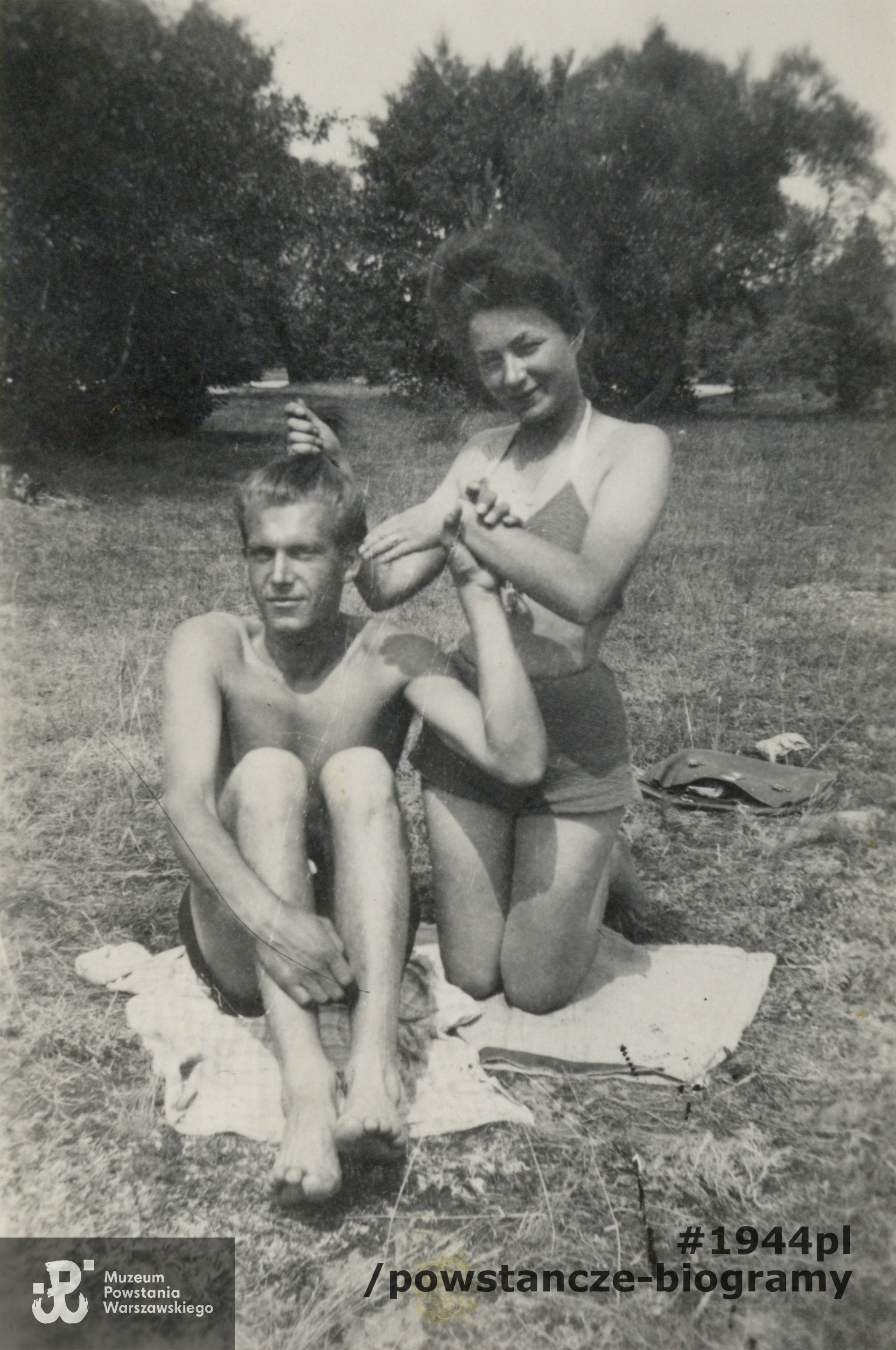 Z Tadeuszem Trębińskim ps. „Czambori” (1922-1944), sympatią Wandy z okresu okupacji. Rok wykonania zdjęcia nieustalony.  Fot. ze zbiorów  rodzinnych p. Wandy Jeziorek -  Zniewierowskiej, udostępniła córka, p. Anna Zniewierowska - Chruściel.
