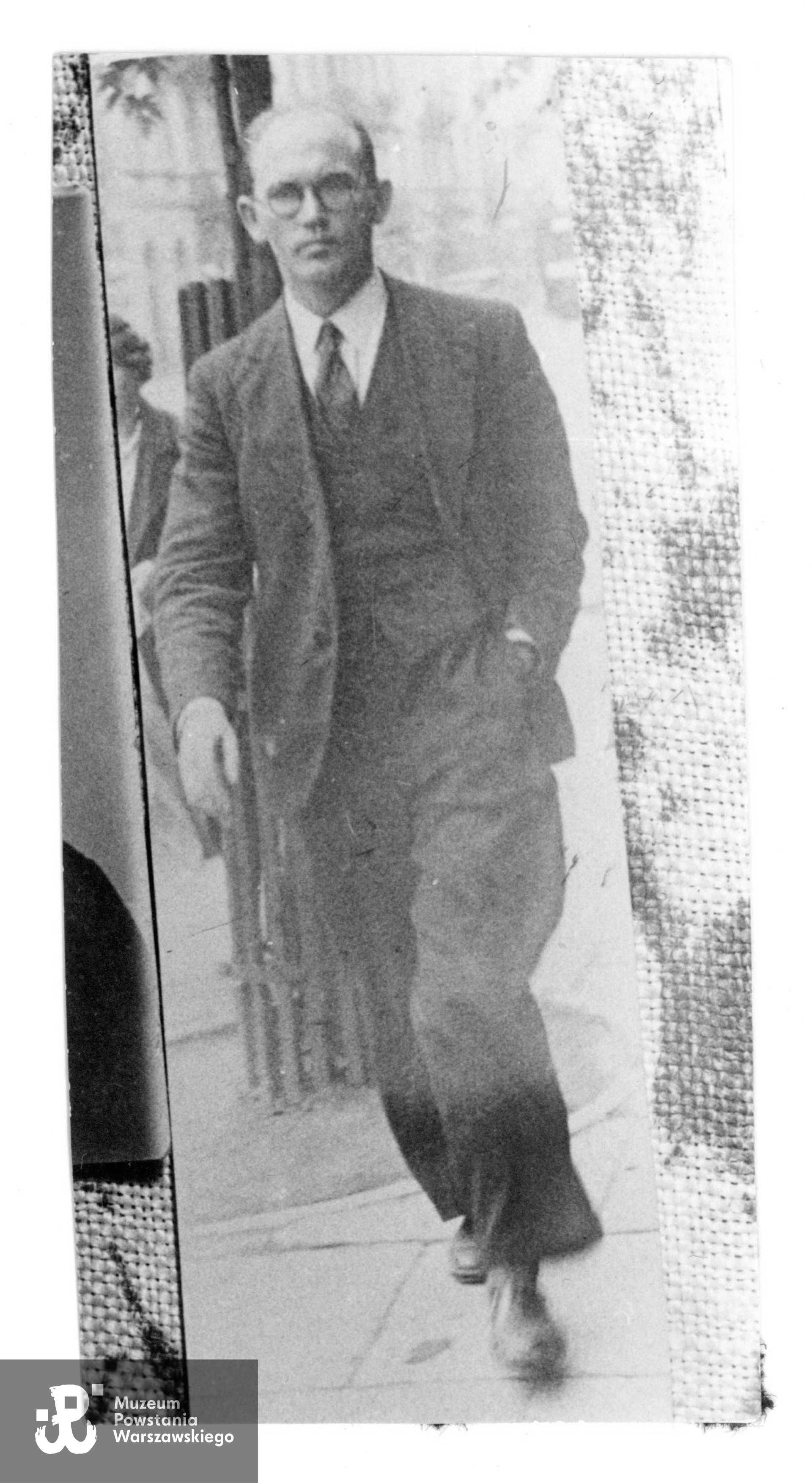 Tadeusz Wolnicki, lata 40-te XX w. Fot. ze zbiorów rodzinnych, udostępniła p. Aleksandra Wolnicka, wnuczka Powstańca. Skan wykonano w Muzeum Powstania Warszawskiego, 02/2025.