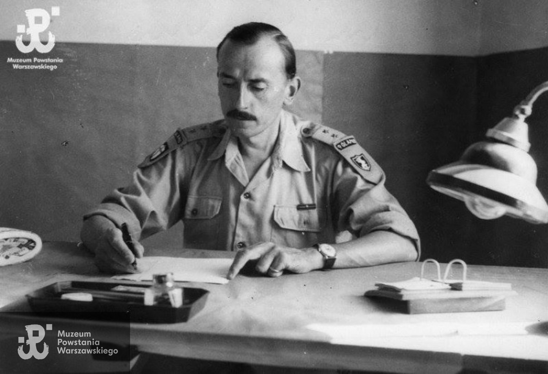 Ppor. inż. Tadeusz Sztalkop - Zarzycki  "Kazimierz" - podinspektor WSOP w angielskim mundurze SD z naszywkami 2. Korpusu Polskiego. Fotografia z okresu powojennego - ze zbiorów MPW.