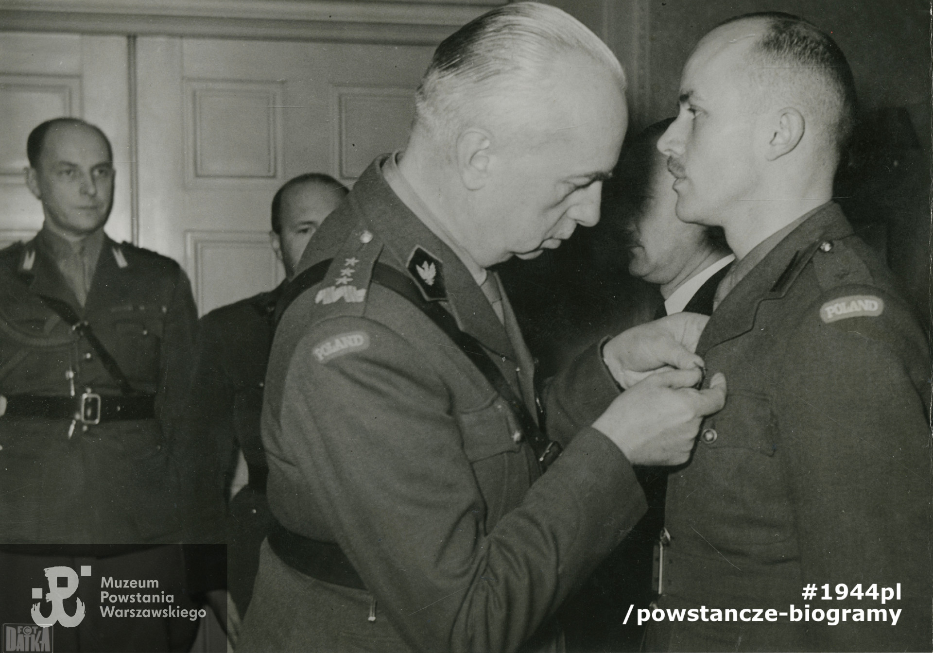  Jan Nowak -  Jeziorański odznaczany przez gen.  Kazimierza Sosnkowskiego  Krzyżem Virtuti Militari. Fot. ze zbiorów Muzeum Powstania Warszawskiego, sygn.  MPW-IS/777