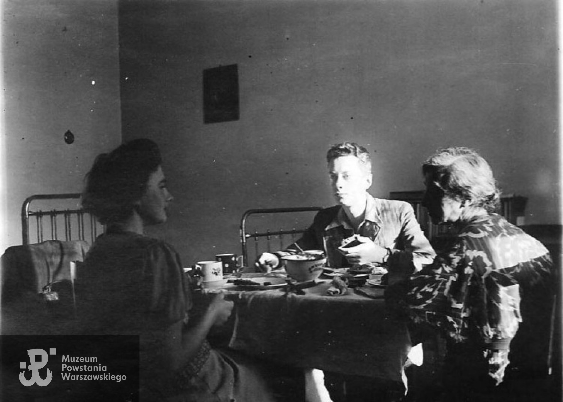 Warszawa, ok. 1942 r. - Julia, Małgorzata i Kazimierz Hrebniccy w mieszkaniu przy ul. Rakowieckiej 4
