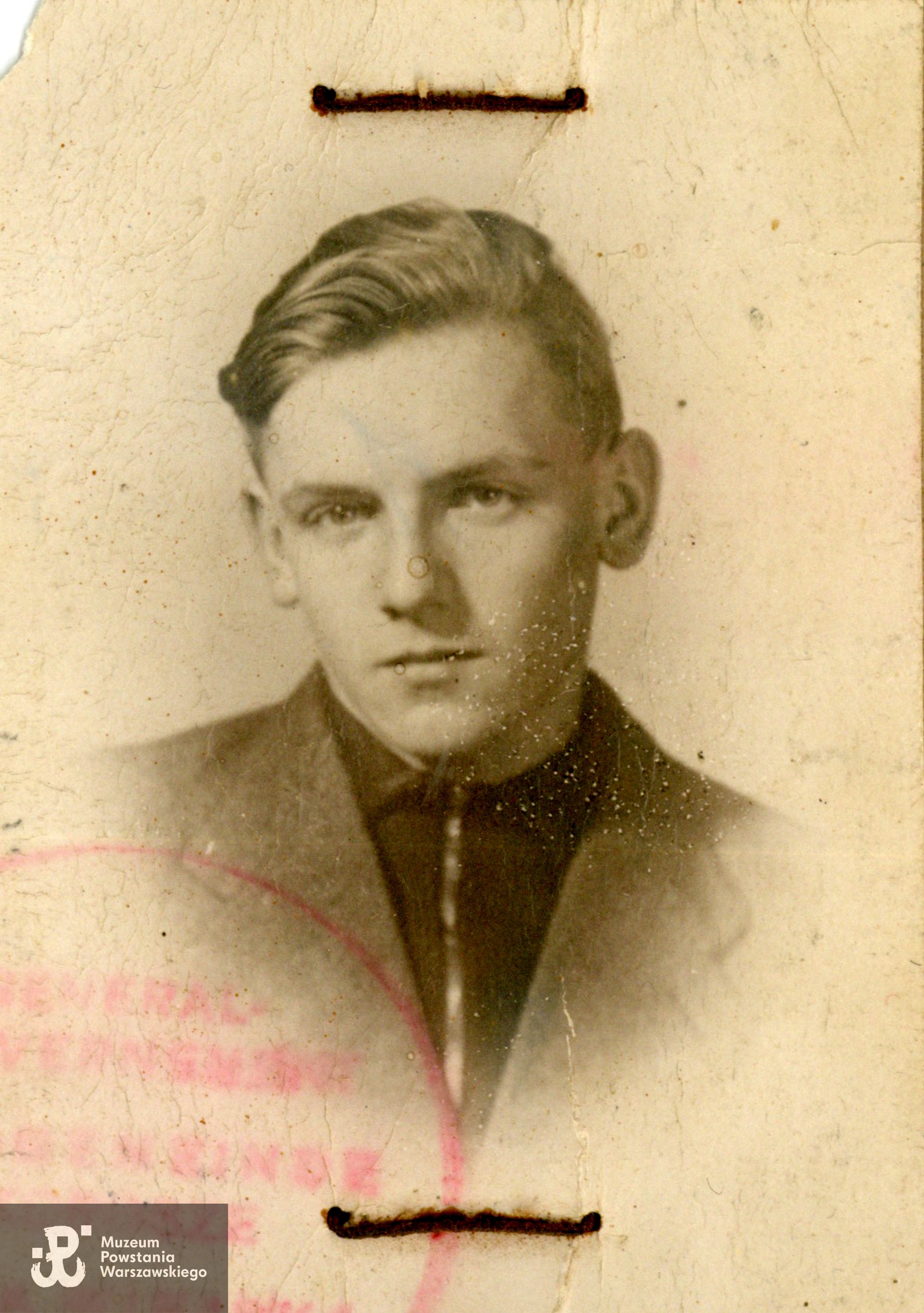 Fotografia legitymacyjna z dokumentów z okresu okupacji niemieckiej. Ze zbiorów rodzinnych, nadesłała p. Katarzyna Dziewońska, synowa Powstańca. Skan wykonano w Muzeum Powstania Warszawskiego, 04/2025