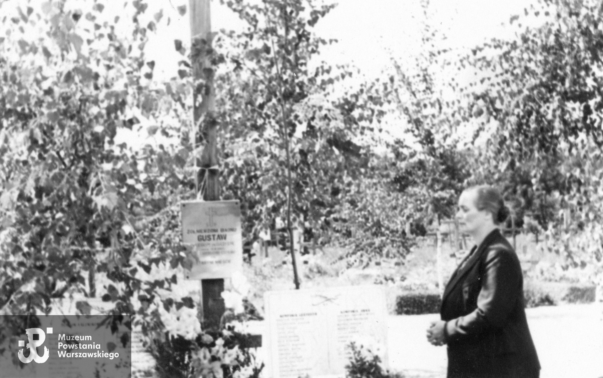 Anna Zawada, ciocia Jurka na grobie Powstańca, Powązki Wojskowe, kwatera B24, fotografia powojenna. Ze zbiorów rodzinnych p. Jadwigi Mioduszewskiej, wnuczki Anny Zawady. Skany wykonano w Muzeum Powstania Warszawskiego, 12/2024