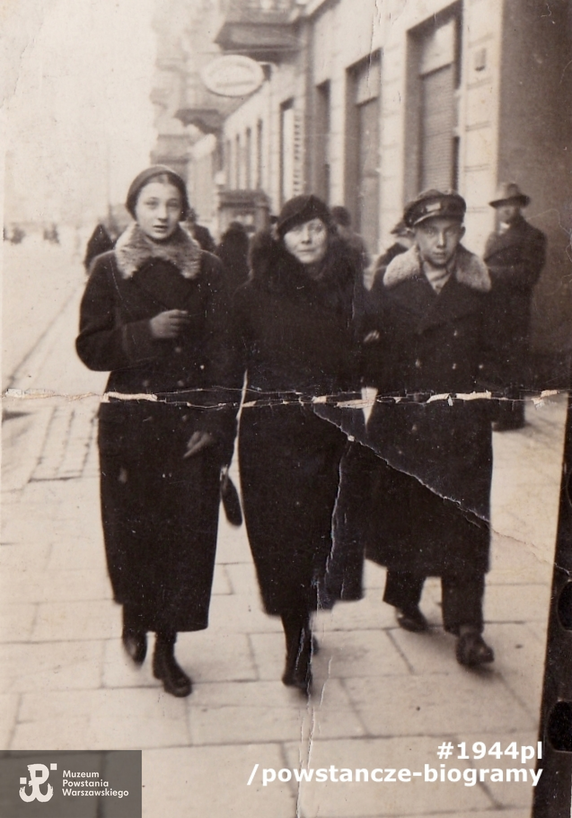 Fotografia wykonana w Warszawie przed wybuchem wojny. Na zdjęciu widoczni ok.14-15 letni Janusz Brzeziński  „Zan” z matką Heleną Brzezińską i siostrą Jasią (Janina Gierut z domu Brzezińska poległa  w trakcie Powstania Warszawskiego 19.09.1944 roku pod gruzami budynku przy pl. Kazimierza Wielkiego 12. Jasia zginęła razem ze swym maleńkim, urodzonym podczas Powstania dzieckiem. Po wojnie ekshumowano ich na Cmentarz Bródnowski, jednak po dziecku nie pozostał żaden dokument. Skan udostępniła p. Barbara Helena  Brzezińska-Jońca