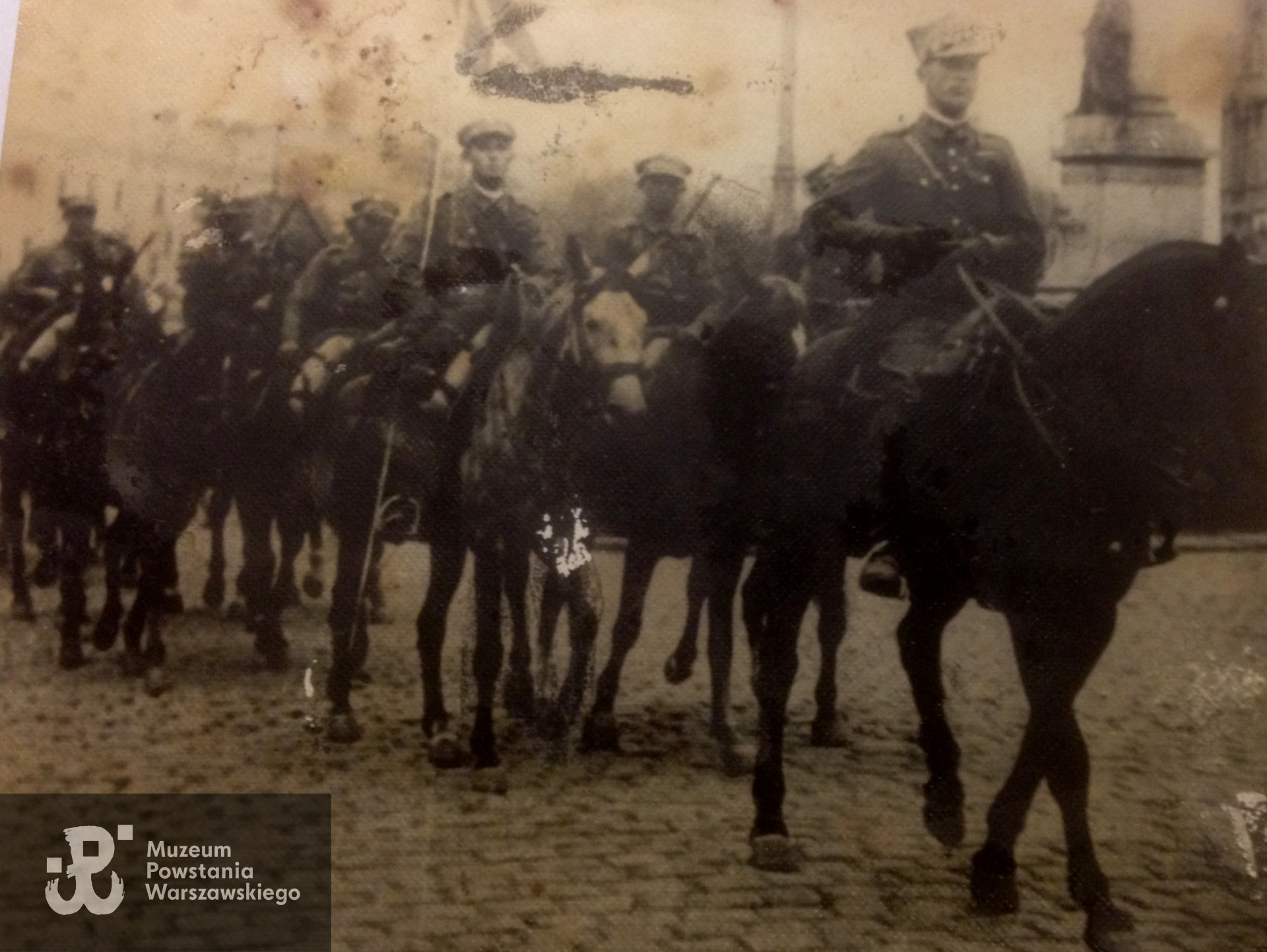  Lwów powrót z zawodów brygady po zdobyciu srebrnej lancy. Ernest pierwszy z prawej, z lancą Rudolf, jego przyjaciel do ostatnich dni. Fot. z archiwum rodzinnego p. Krystiana Waltera