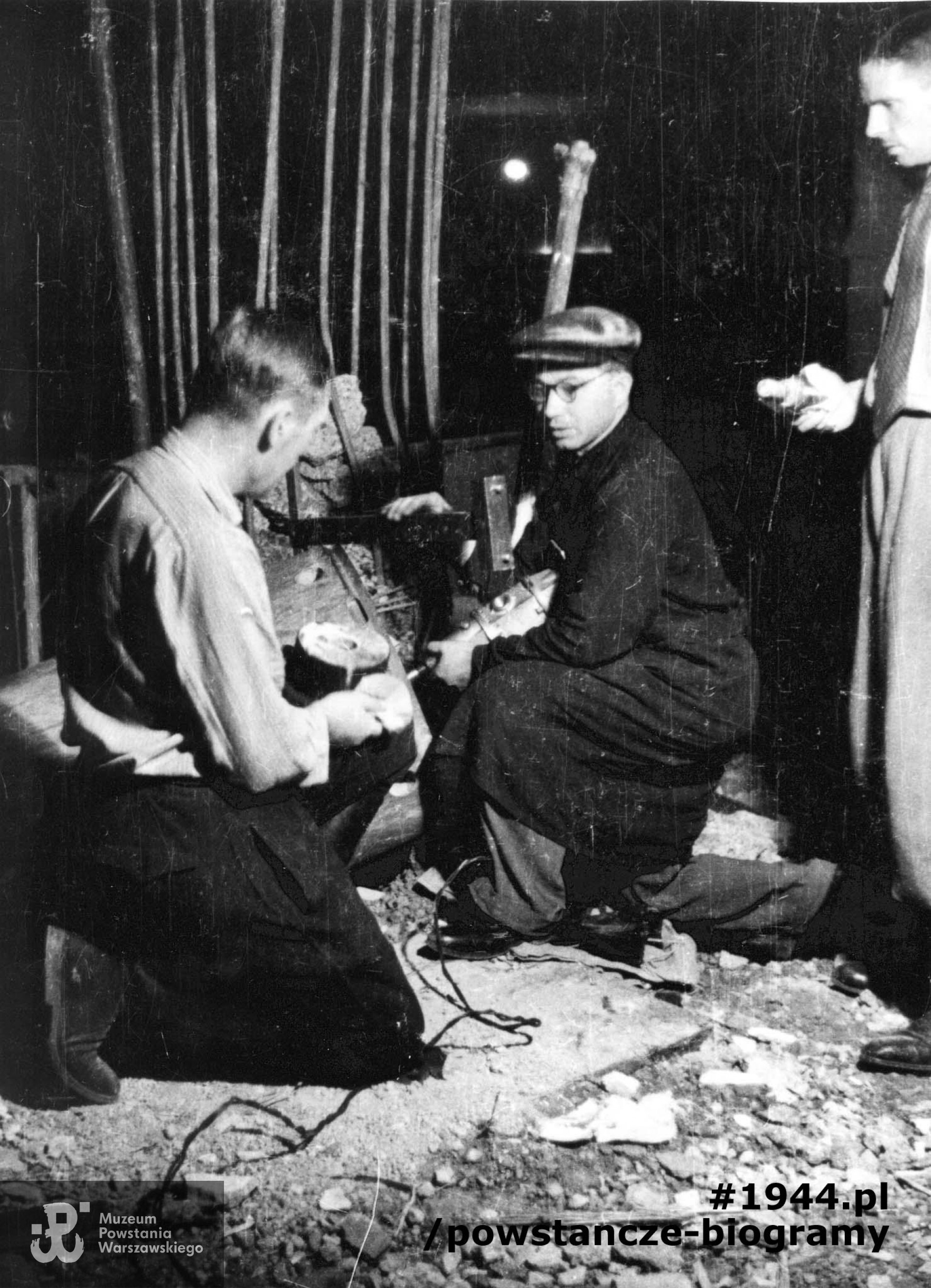 Pirotechnicy rozbrajający niewybuch pocisku moździerzowego kaliber 600 mm w restauracji "Adria" przy ulicy Moniuszki 10. Od lewej: sierż. pchor. Józef Gorzkowski "Szczepcio", st. sierż. Tadeusz Fabjanowicz "Fabian", ppor. Stanisław Dutkiewicz "Pillert", restauracja "Adria", 18.08.1944 r. Fotografia autorstwa Eugeniusza Lokajskiego „Broka”, zbiory Fototeki MPW, sygn. MPW-IN/378. Prawa autorskie: MPW