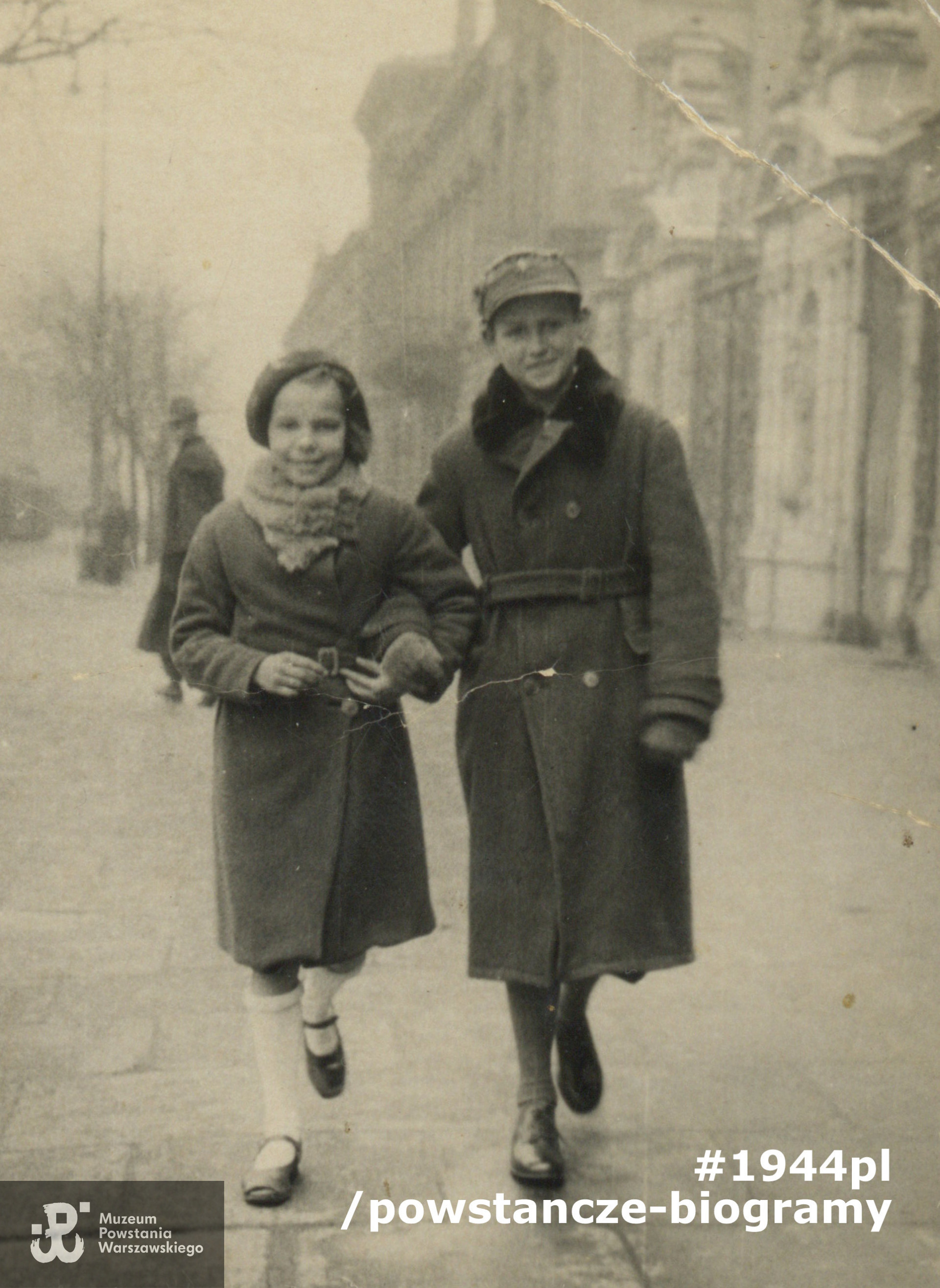Marian z  cioteczną siostrą Józefą  Kowalską, potocznie zwaną w rodzinie Halusią. W tle po prawej widoczna brama wejściowa na kampus Uniwersytetu Warszawskiego (ul. Krakowskie Przedmieście 26/28).  Fot. z archiwum rodzinnego, udostępnił p. Leszek Przybylski. 