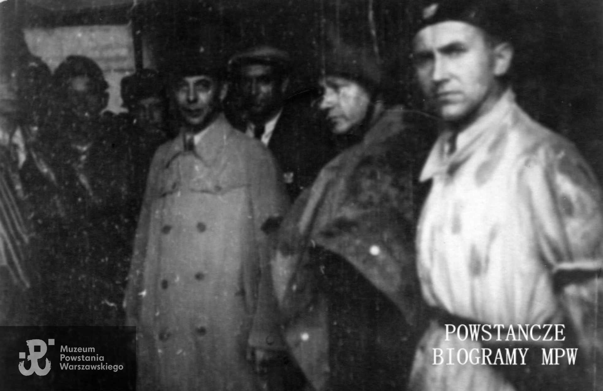 Fotografia z powstania warszawskiego. Wola, okolice ul. Dzielnej. Od lewej: mjr Wacław Janaszek "Bolek" (szef sztabu "Radosława"), czwarty - gen. dyw. Tadeusz Komorowski "Bór", piąty por. Ryszard Jamontt-Krzywicki "Szymon" (adiutant "Bora"), szósty ppłk Jan Mazurkiewicz "Radosław. Ze zbiorów Muzeum Powstania Warszawskiego, sygn. MPW-IP/5449