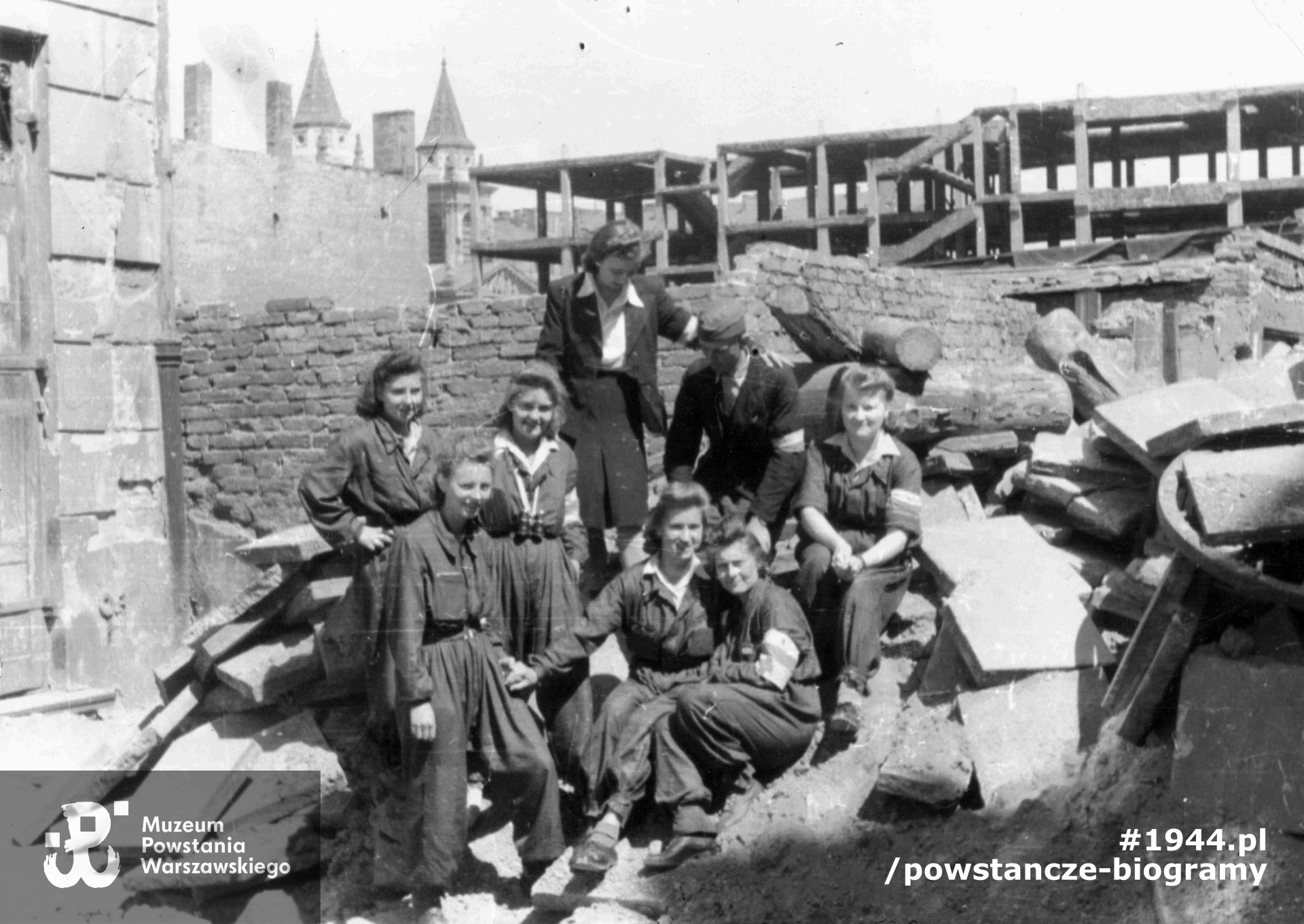 Fotografia z Powstania Warszawskiego przedstawiająca sanitariuszki batalionu "Miłosz". Fot. z archiwum rodzinnego matki udostępniła p. Iwona Ewa Kirejczyk 