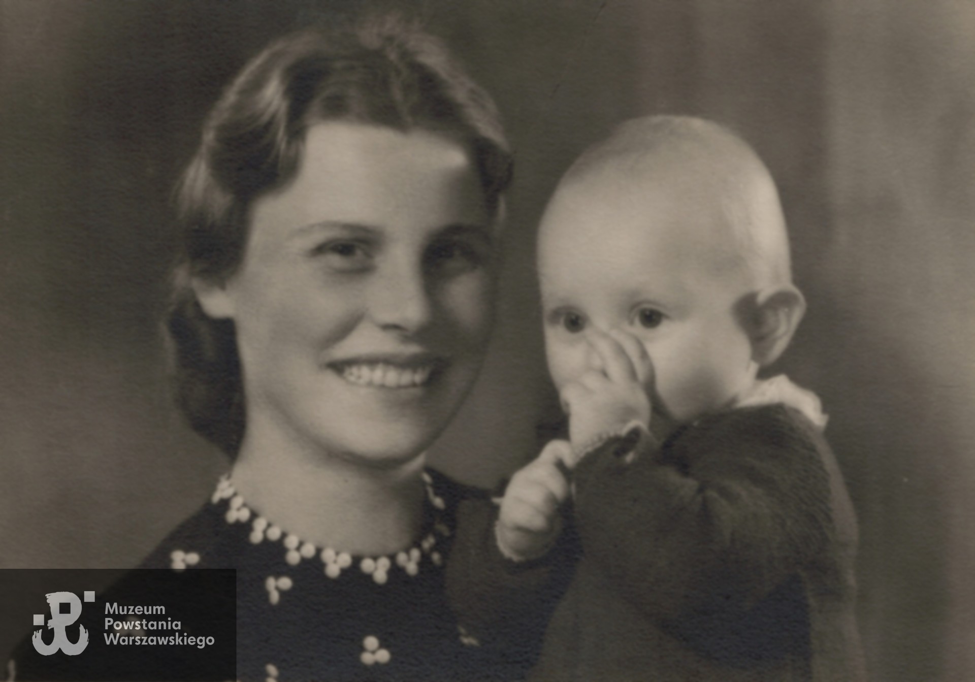 Fotografia z okresu okupacji niemieckiej wykonana  w 1943 roku w mieszkaniu na Dobrej 22. Na zdjęciu Irena Kubiak z córką Jolantą. Fot. ze zbiorów rodzinnych, skan udostępnił p. Jan Szubski, wnuk.