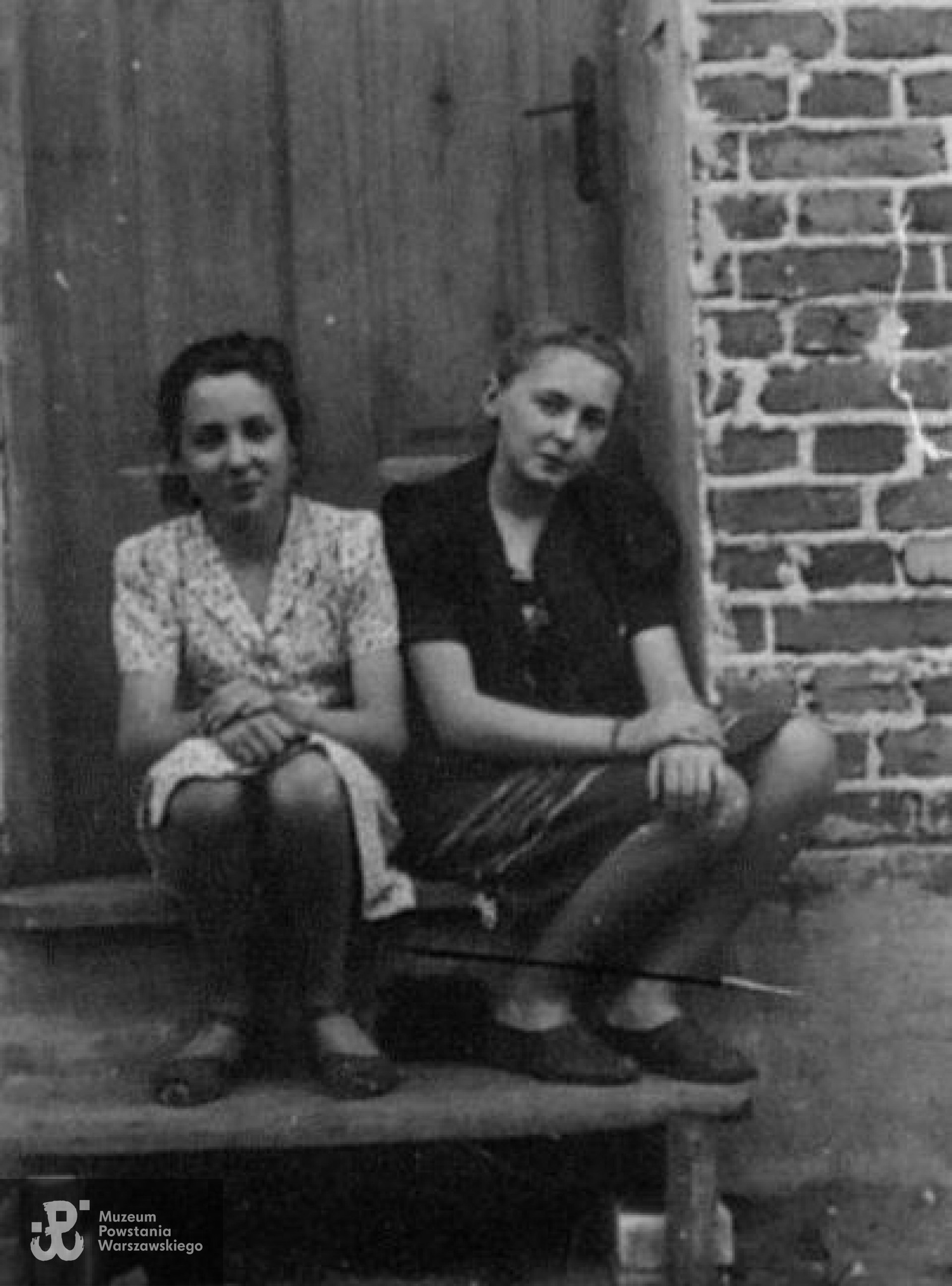 Michalin, 1943 rok. Anna Stupnicka (z prawej) z Lilianą  Alter (fałszywe nazwisko Krystyna Wójcik). Fot. ze zbiorów rodzinnych.