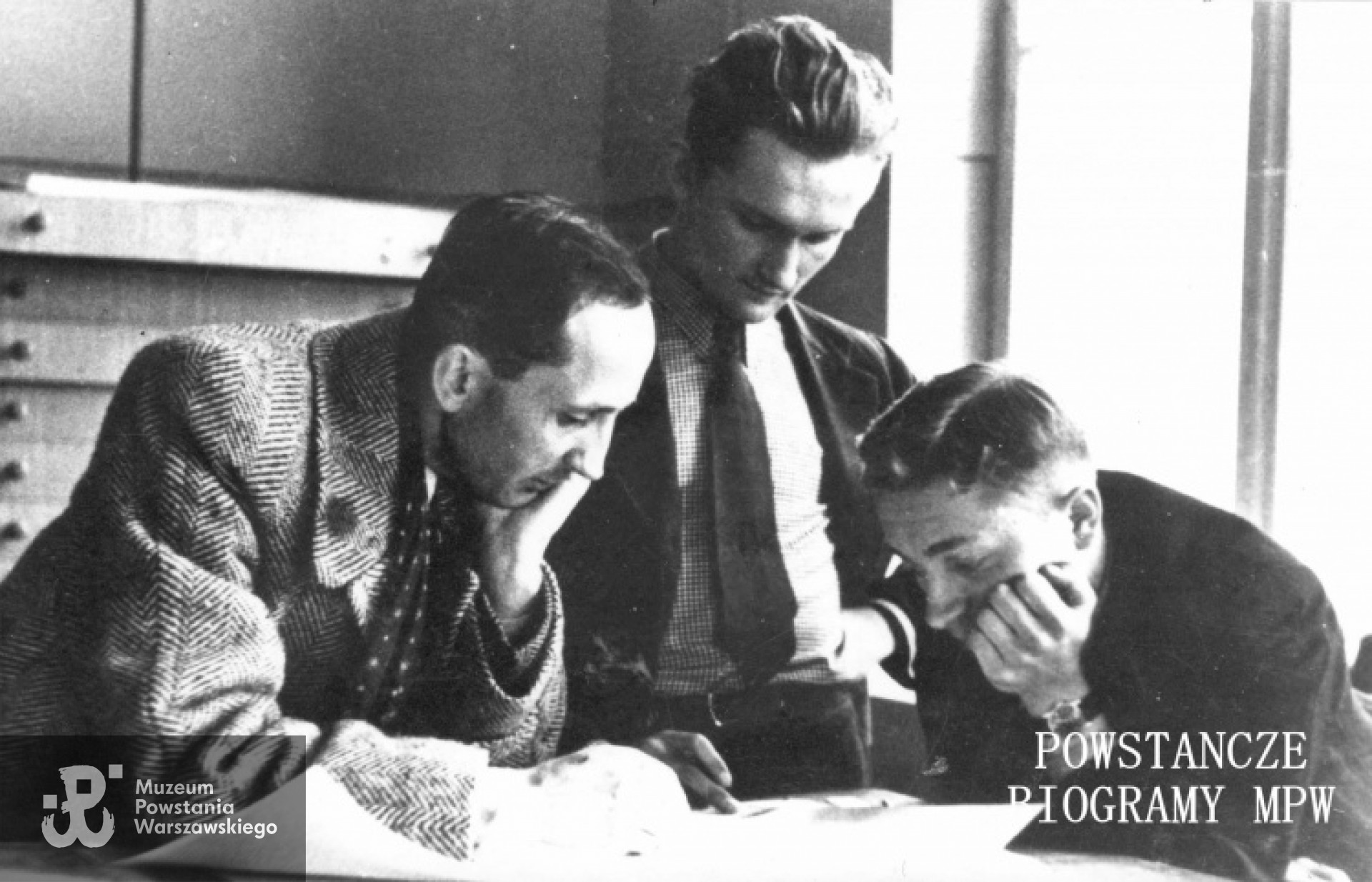 Zdjęcie z okresu okupacji. Ćwiczenia z rysunku technicznego w szkole Wawelberga i Rotwanda. Inżynier Zbigniew Lewandowski (mjr "Szyna") ze studentami w gmachu Politechniki Warszawskiej. Fot. ze zbiorów Muzeum Powstania Warszawskiego, sygn. MPW-IK/341