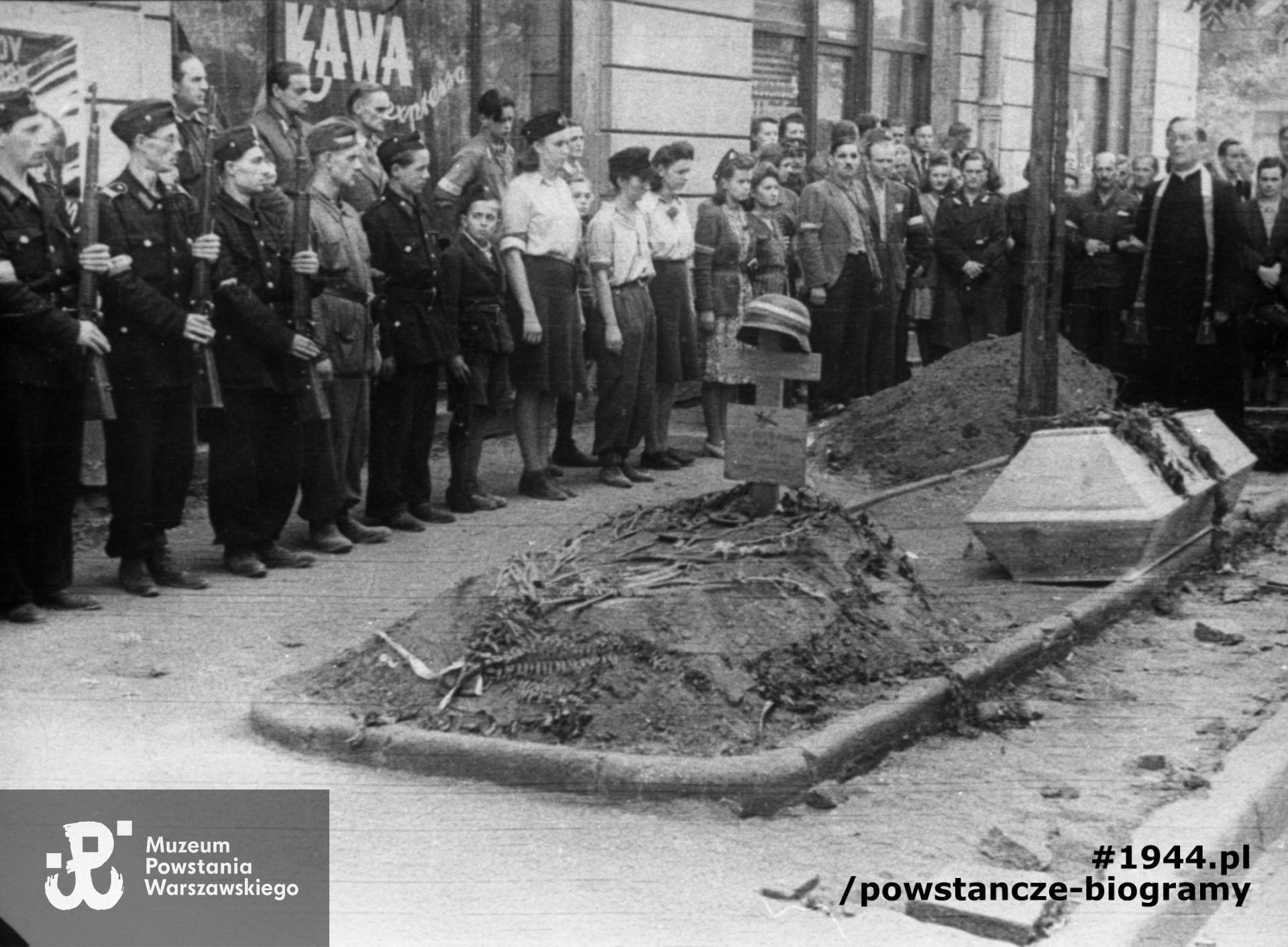 Fotografia z Powstania Warszawskiego. Pogrzeb na ulicy przed kamienicą Boduena 5. Pogrzeb żołnierza batalionu AK „Kiliński”. Od lewej kpr. Józef Bekas ps. Kociak, inż. Wacław Iwanowski – kpr. pchor. „Drapacz” (poległ w sierpniu 1944 r.), cztery osoby nierozpoznane, Jadwiga Wiktorowska-Somczyńska "Słowianka", Anna Chobrzyńska ps.  Ela, Krystyna Śliwowska (po wojnie Błońska) ps. Sylwia, Danuta Kaszkur (po wojnie Paszkowska) ps. Młoda, NN, sanitariusz  Marian Stępiński ps. Kowalewski, dwie osoby nierozpoznane, kpr. Henryk Bury ps. Zakrzewski. Ceremonię pogrzebową odprawiał ksiądz z kościoła przy ul. Moniuszki (nazwisko nieustalone). Na pierwszym planie grób z drewnianym krzyżem, na którym znajduje się niemiecki hełm z biało-czerwoną opaską, do krzyża przybita tabliczka - z nazwiskiem Zbigniewa Rottera "Nemo" poległego podczas szturmu gmachu PAST-y. Autorem zdjęcia jest Tadeusz Bukowski "Bończa", zbiory Muzeum Powstania Warszawskiego sygn. MPW-IV/1565, ujęcia tożsame: MPW-IH/1005, MPW-IH/4638, MPW-IH/2147, MPW-IP/2156, MPW-IP/3327, MPW-IV/1565, MPW-IN/12173.