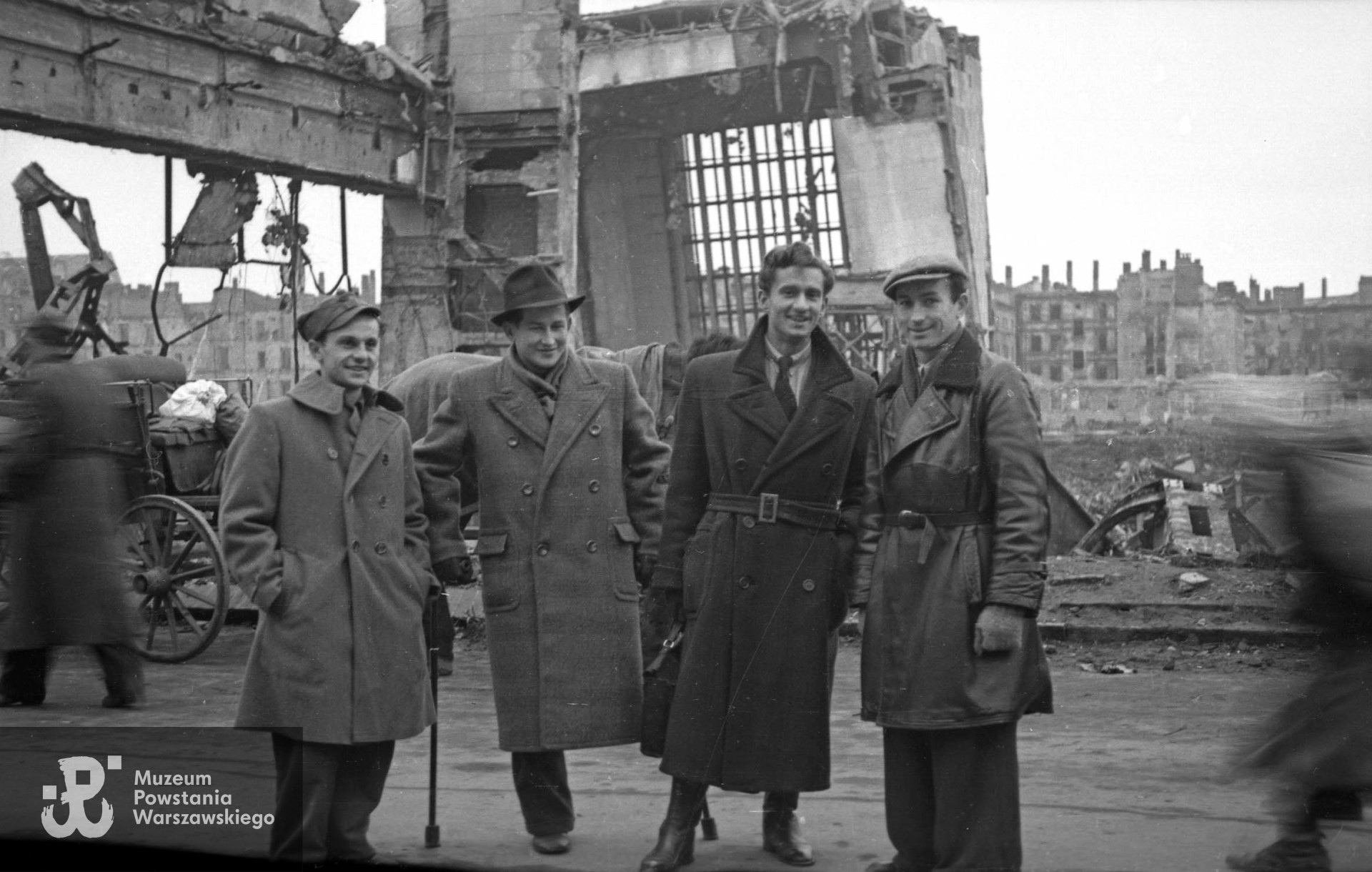 Fotografia powojenna wykonana w Warszawie w listopadzie 1945. Grupa studentów Szkoły Inżynierskiej Wawelberga i Rotwanda na tle pozostałości Dworca Głównego w Alejach Jerozolimskich. Od lewej: Tadeusz Kozłowski, Zdzisław Abramowicz "Hocki", Jan Wieruch "Mirosław", Wiktor Baran. W głębi ruiny kamienic przy ulicy Chmielnej. Autorem zdjęcia jest Ryszard Witkowski „Orliński”. Ze zbiorów Muzeum Powstania Warszawskiego, sygn. MPW-IN/3165