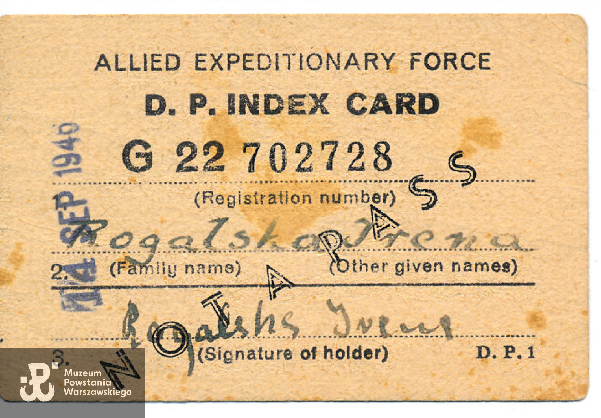   DP Index Card (Karta Przesiedleńca) wystawiona na nazwisko Irena Rogalska. D.P. (Displaced Persons) Index Card wydawana była jako powojenny dokument tożsamości. Displaced Persons (D.P.), nazwano byłych więźniów obozów koncentracyjnych i uchodźców, którzy nie mieli dokąd wrócić i musieli przebywać w obozach DP.