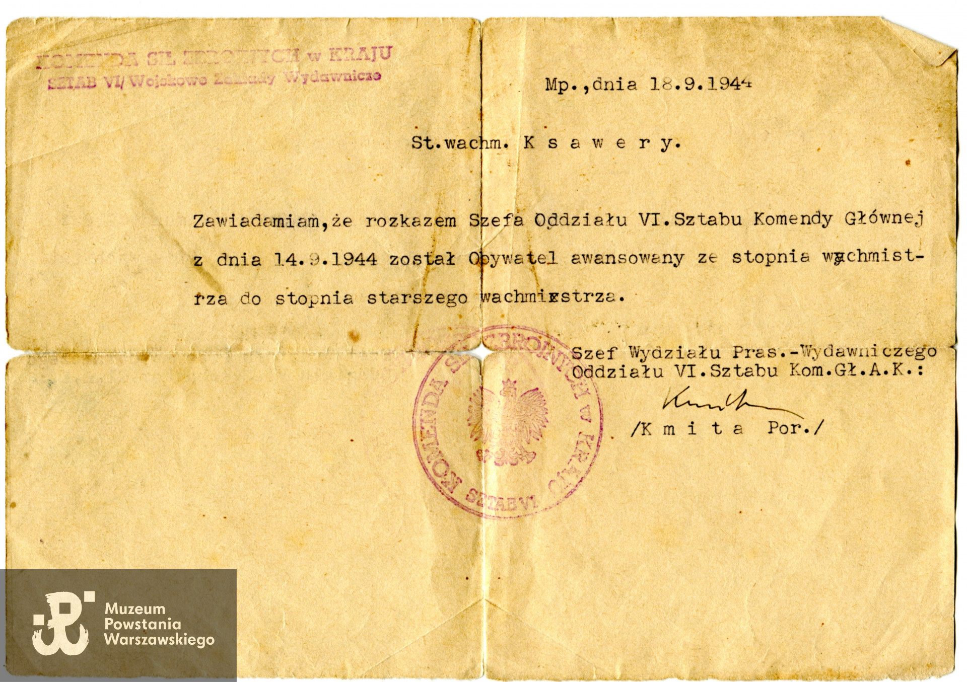 Zaświadczenie z dn. 18.09.1944 r. o awansie wachm. „Ksawerego” do stopnia st. wachmistrza. Na dole dokumentu widoczny podpis por. Jerzego Rutkowskiego „Kmity", Szefa Wydziału Prasowo-Wydawniczego Oddziału VI Sztabu KG AK.  Źr. teczki personalne uczestników Powstania Warszawskiego - materiały do Słownika Uczestników PW, Pokój Kombatanta MPW
