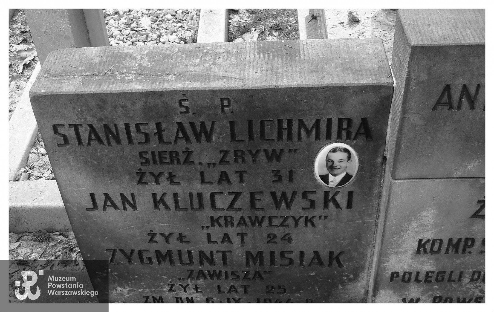 Cmentarz Wojskowy na Powązkach, kwatera kompanii sztabowej "Koszta"  A-27, rząd 11  grób 10-11:  mogiła zbiorowa. Fot. Piotr Blak, wnuk Jana Kazimierza Kluczewskiego ps. "Krawczyk"