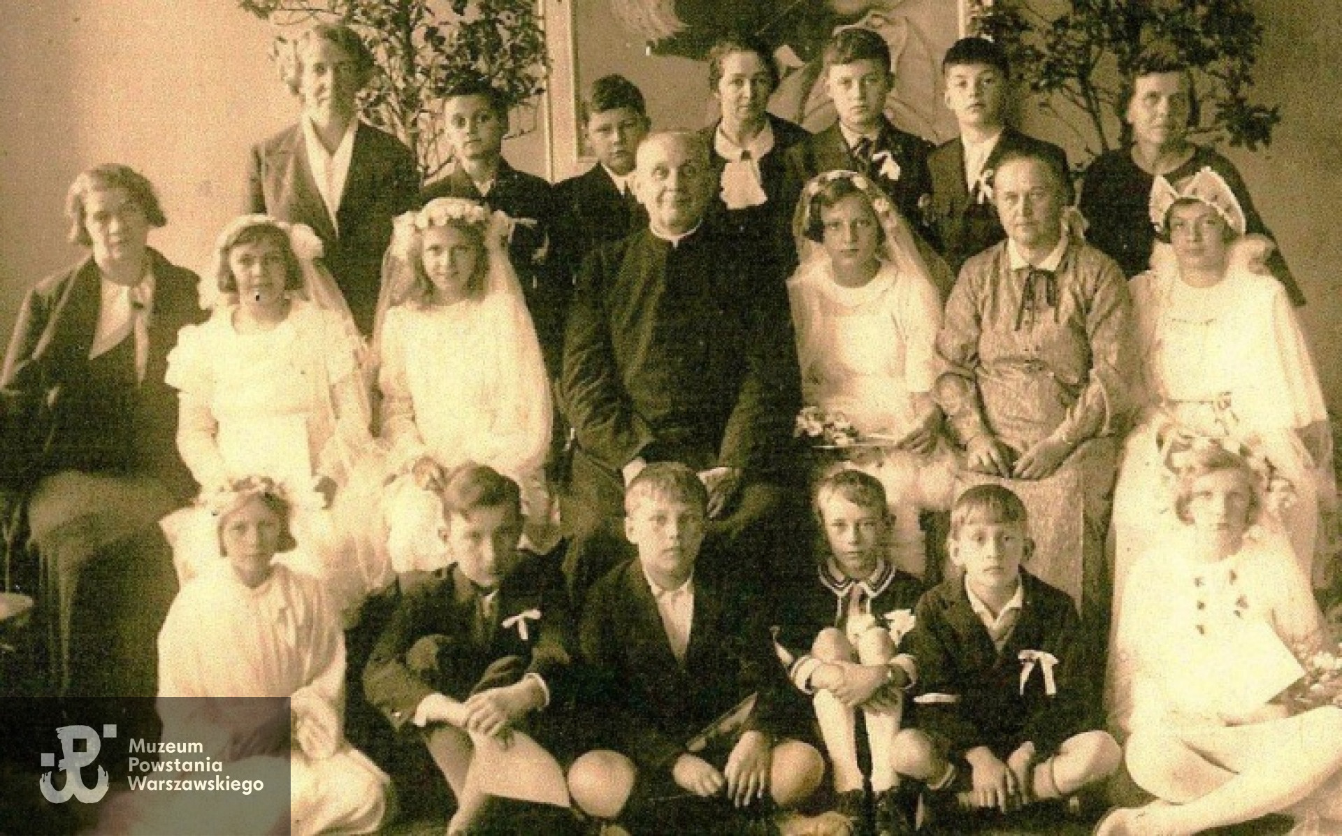 Pierwsza Komunia Święta, Warszawa 1935. Andrzej Miedzianowski w górnym rzędzie trzeci od prawej