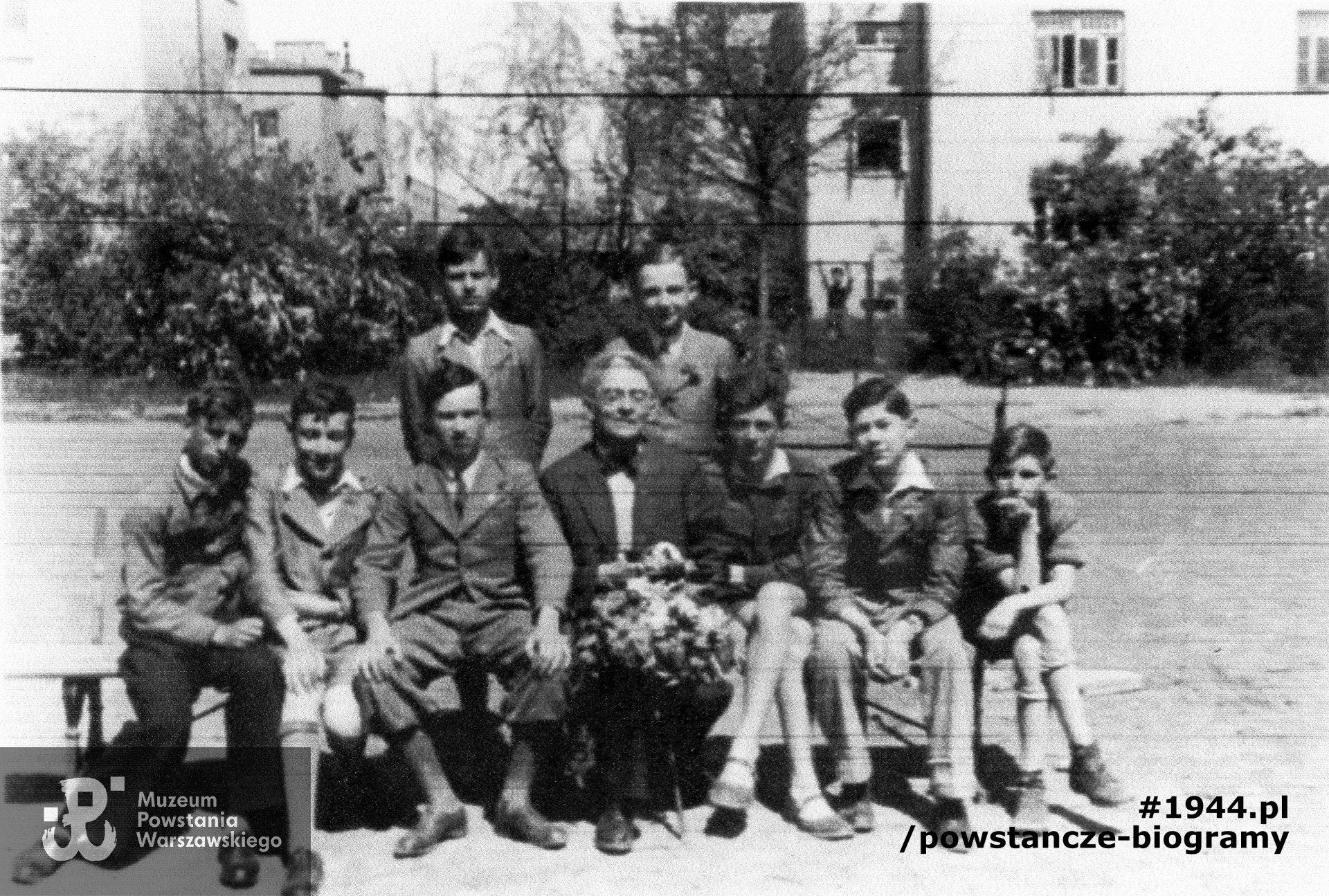 Na zdjęciu uczniowie i profesor Kaufman  - polonista Gimnazjum i Liceum księcia Józefa Poniatowskiego.Z archiwum rodzinnego Ireny Henderson 