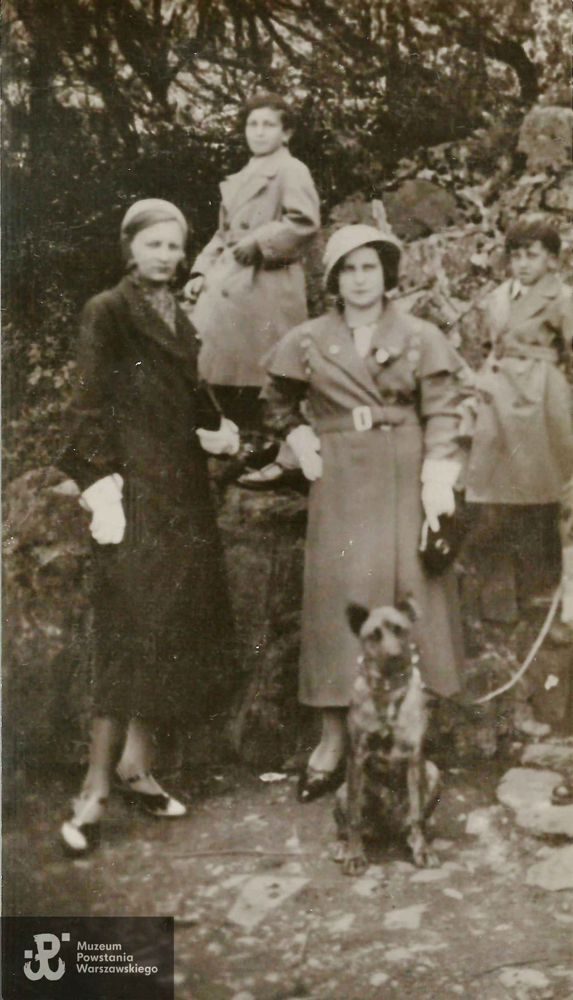 Mały Zbyszek (naburmuszony) z mamą i bratem Włodzimierzem. W ciemnym płaszczu niania chłopców. Fot. z archiwum rodzinnego p. Reginy Grandowicz