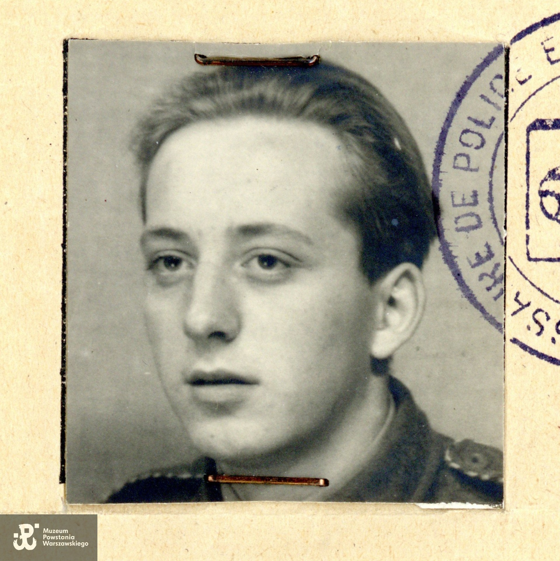 Andrzej Bronisław Pląskowski (1927-2026). Fotografia po wyzwoleniu z obozu jenieckiego, lata 1945-1946. Fot. ze zbiorów rodzinnych p. Andrzeja Pląskowskiego. Skan wykonano w Muzeum Powstania Warszawskiego, 2016