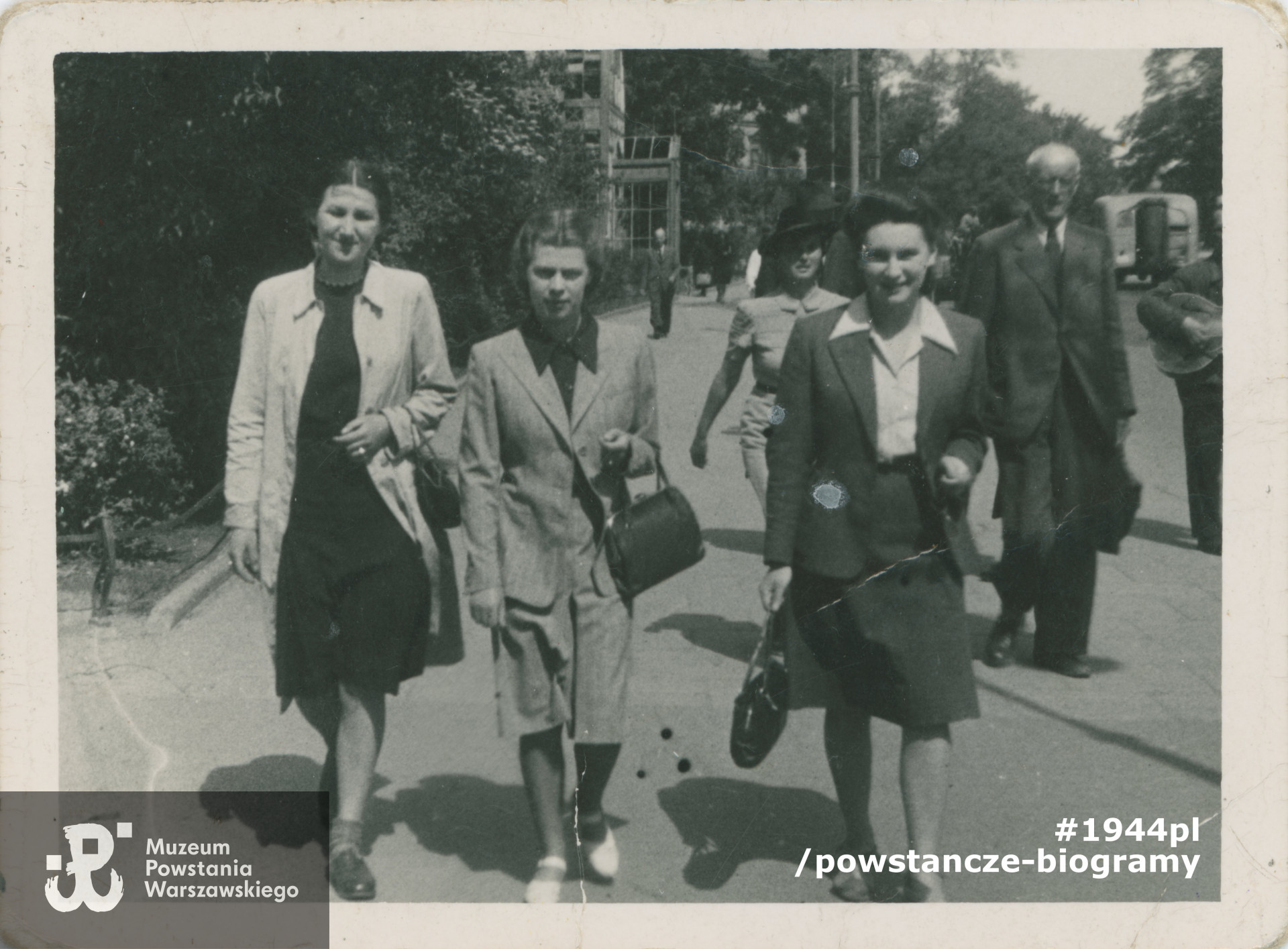 Zdjęcie maturalne wykonane przez ulicznego fotografa w Ogrodzie Saskim.  Irena Kurtzówna widoczna w środku, Warszawa, 1943 r.  Ze zbiorów Muzeum Powstania Warszawskiego, sygn. P/5888, dar Ireny Halskiej.