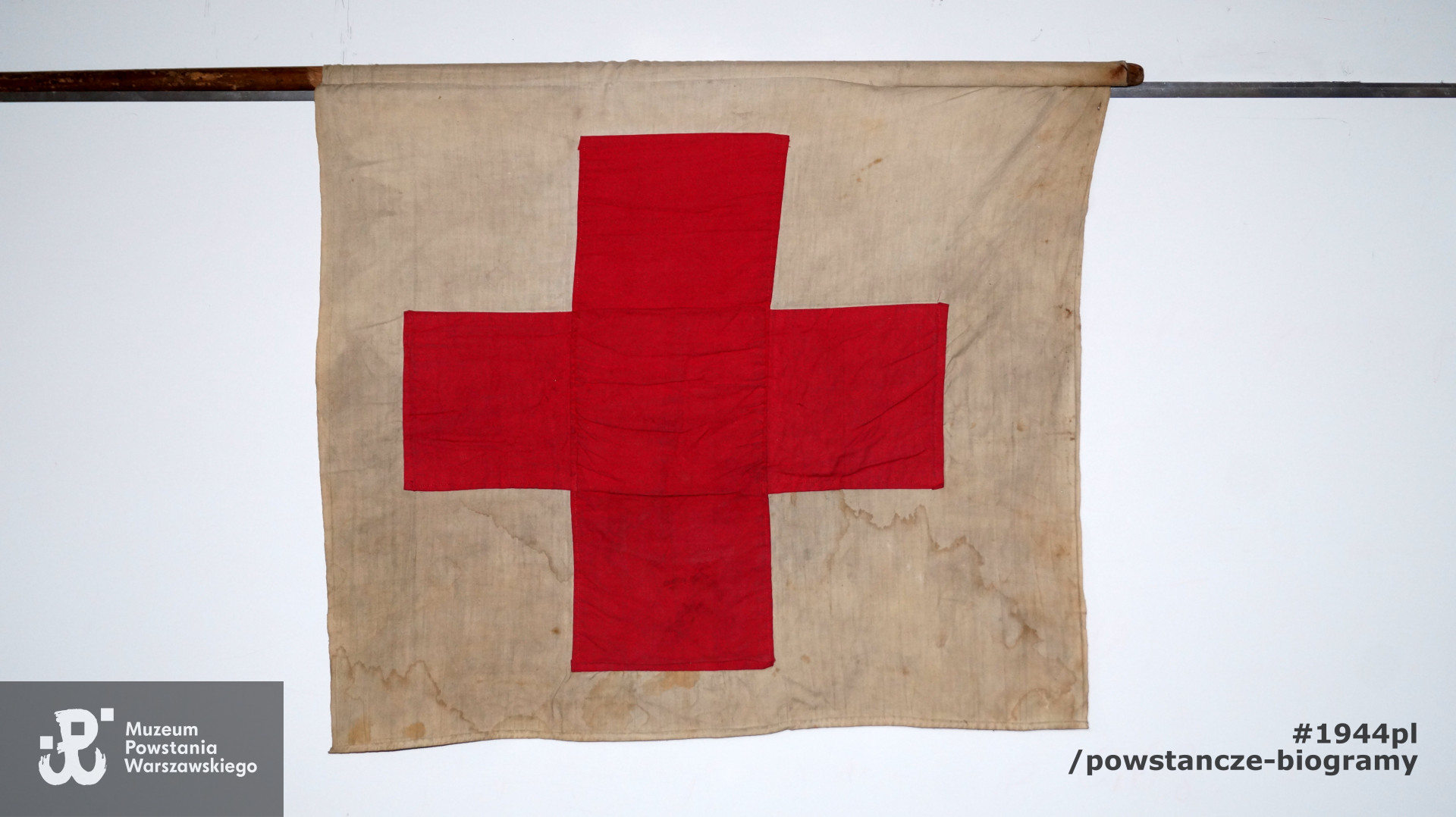 Flaga Polskiego Czerwonego Krzyża, towarzysząca polskim emisariuszom podczas spotkania z Niemcami, przed pertraktacjami w sprawie kapitulacji Powstania. Ze zbiorów rodzinnych