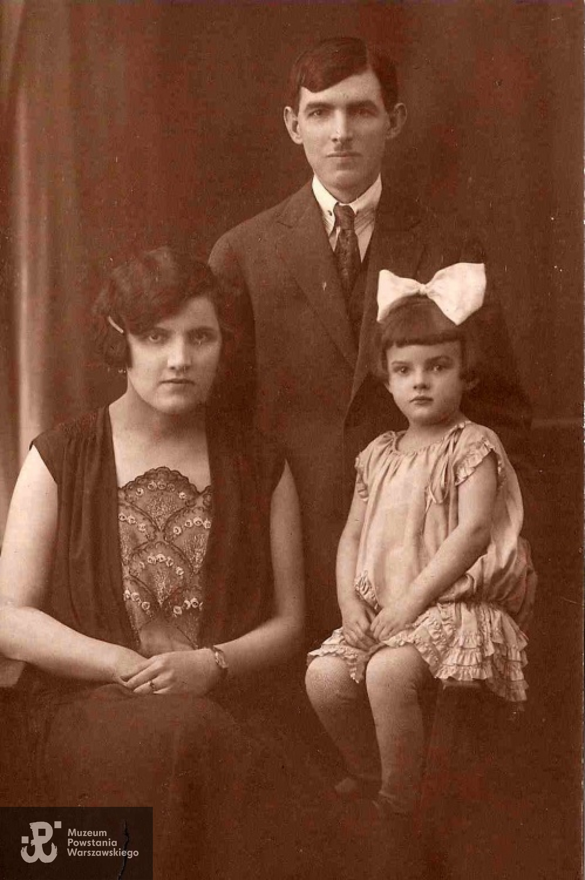 Lata 20-te.Krystyna Galar z rodzicami. Fot. z archiwum rodzinnego.