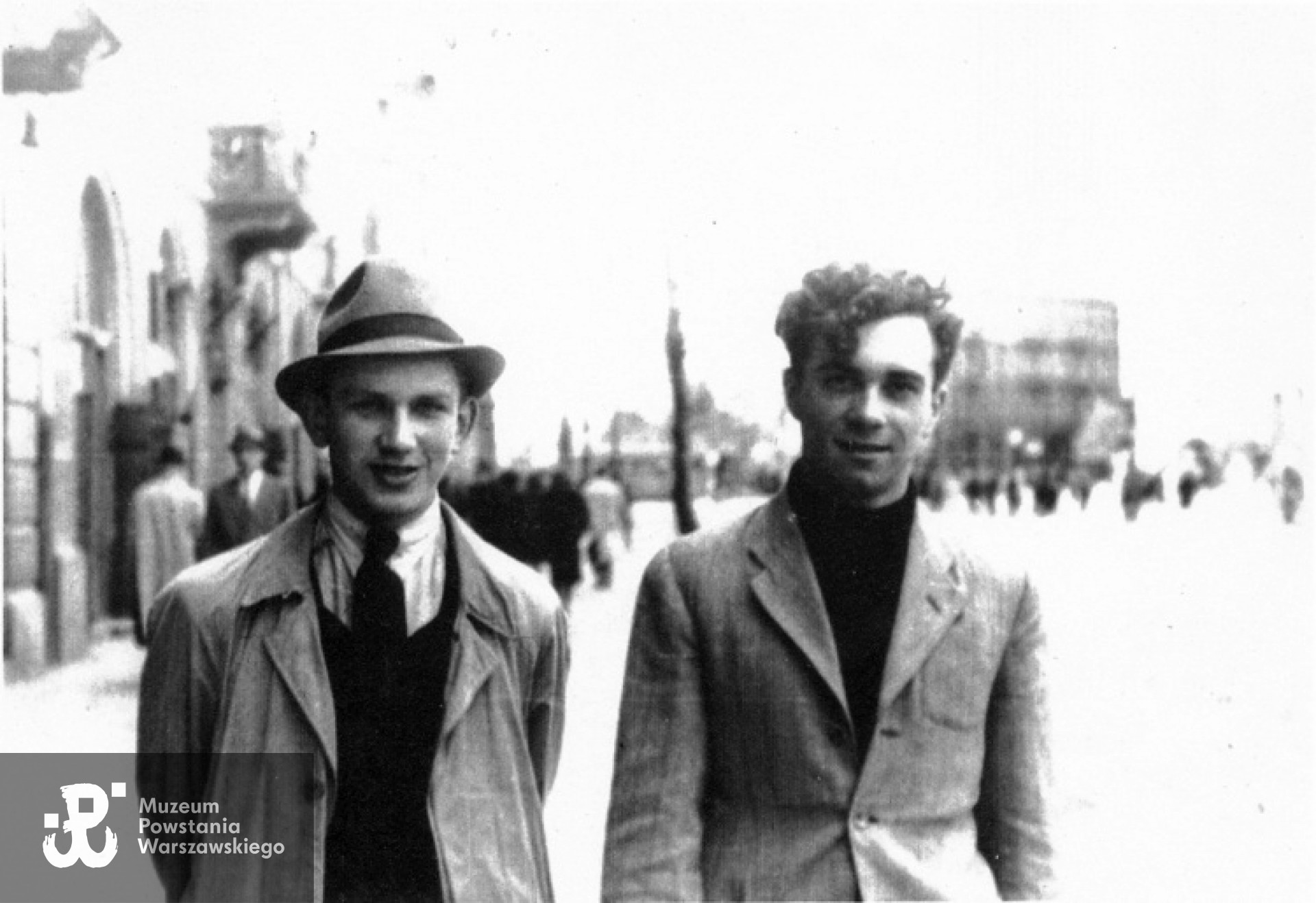 Dionizy Piotr Mazur ps. "Piotrek" z Mieczysławem Żelazińskim ps. "Kędzior" w 1942 roku na ul. Marszałkowskiej pomiędzy pl. Zbawiciela i pl. Unii Lubelskiej.