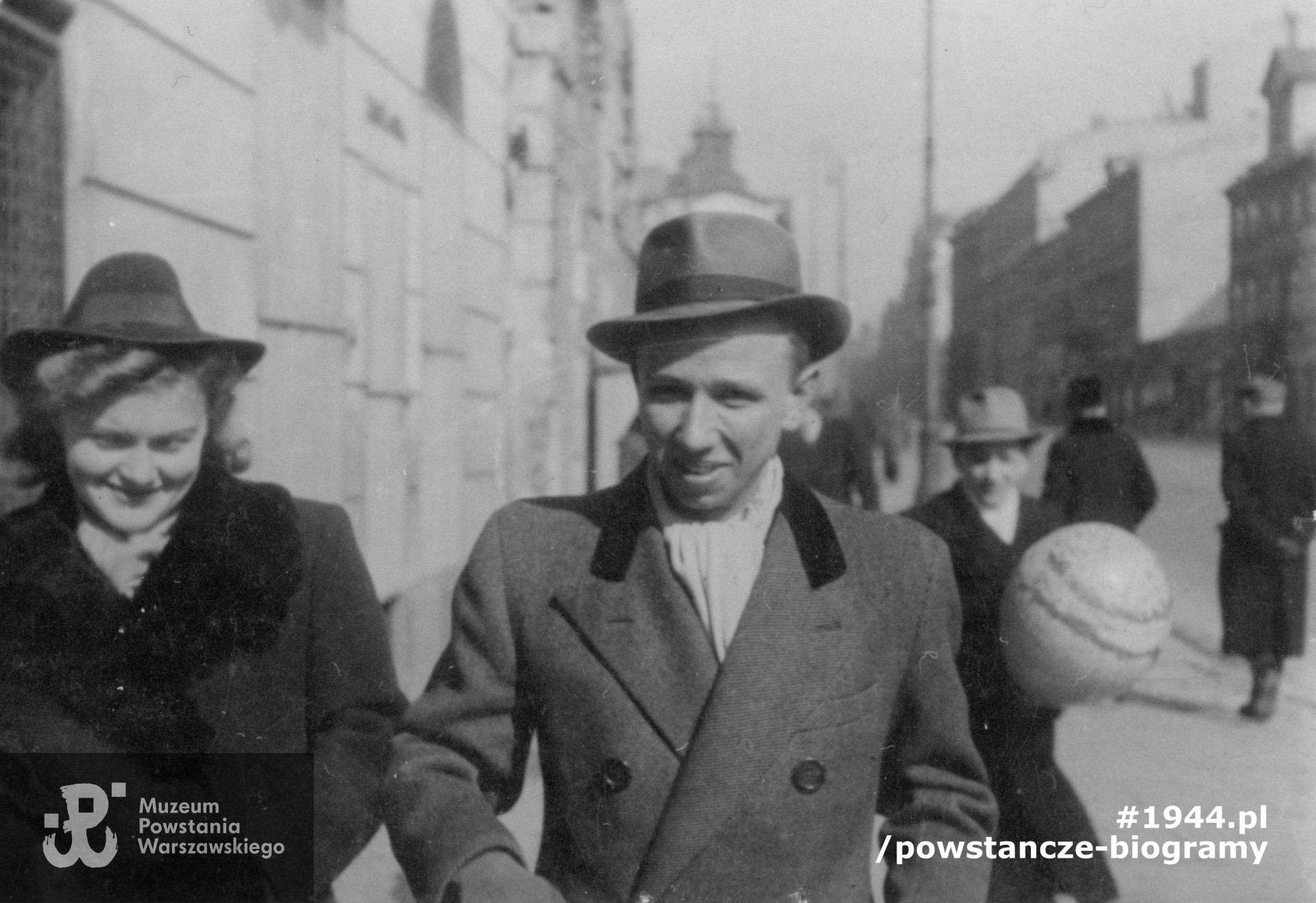 Opis na rewersie: Tadeusz z narzeczoną. Fot. z archiwum rodzinnego