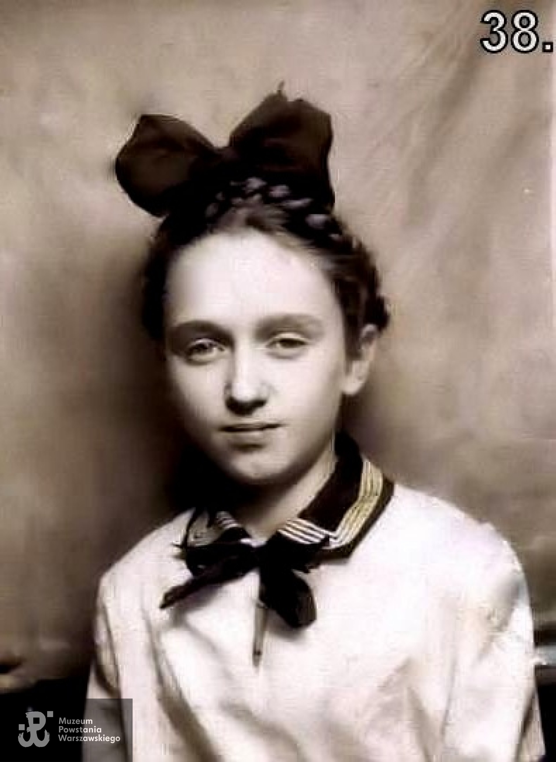 Danuta Wochnik "Brzoza" w okresie okupacji niemieckiej. Zdjęcie wykonane najprawdopodobniej w 1942/1943 roku. Z archiwum rodzinnego Danuty Wochnik - Dyjas