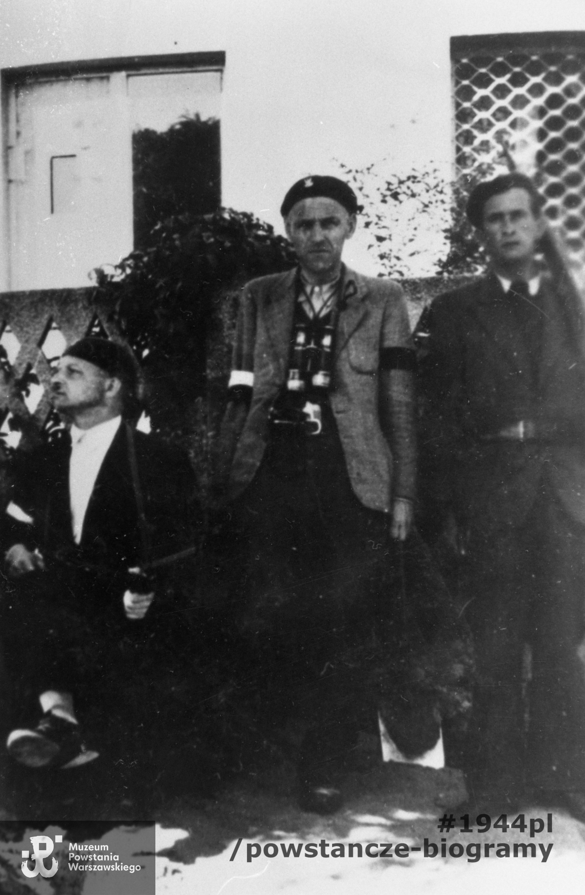 Fotografia z Powstania Warszawskiego. Żoliborz, żołnierze zgrupowania "Żaglowiec" przy barykadzie na ulicy Kaniowskiej. W środku por. Władysław Jasiński "Topór". Fot. ze zbiorów Muzeum Powstania Warszawskiego, sygn. MPW-IH/5390