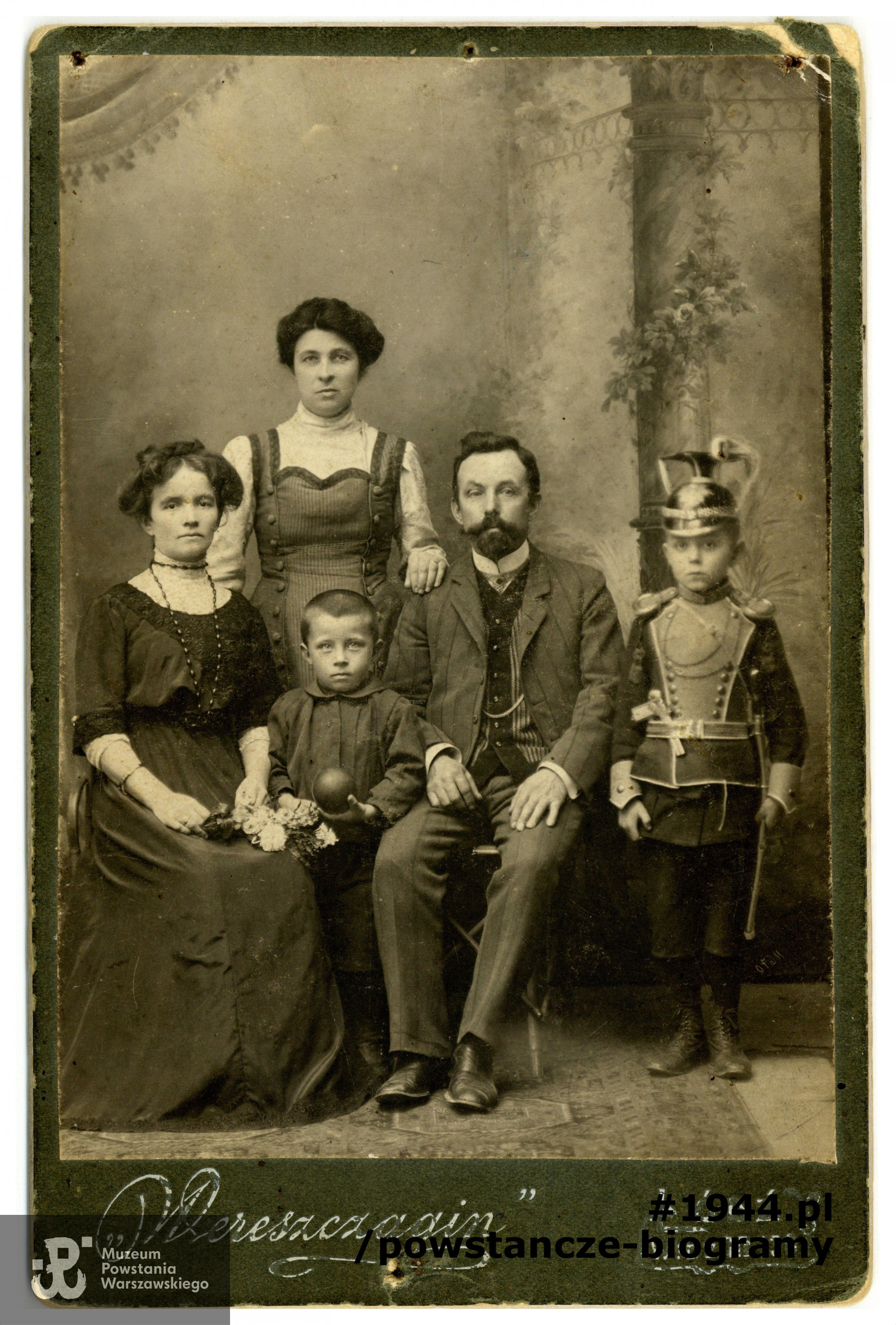 Z rodzicami. Siedzą od lewej: matka Apolonia Grabarczyk i ojciec Wiktor Grabarczyk.  Jakub stoi obok ojca, pierwszy po prawej stronie. Pozostałe osoby nierozpoznane. Fot. z archiwum rodzinnego p. Krzysztofa Lebiediewa