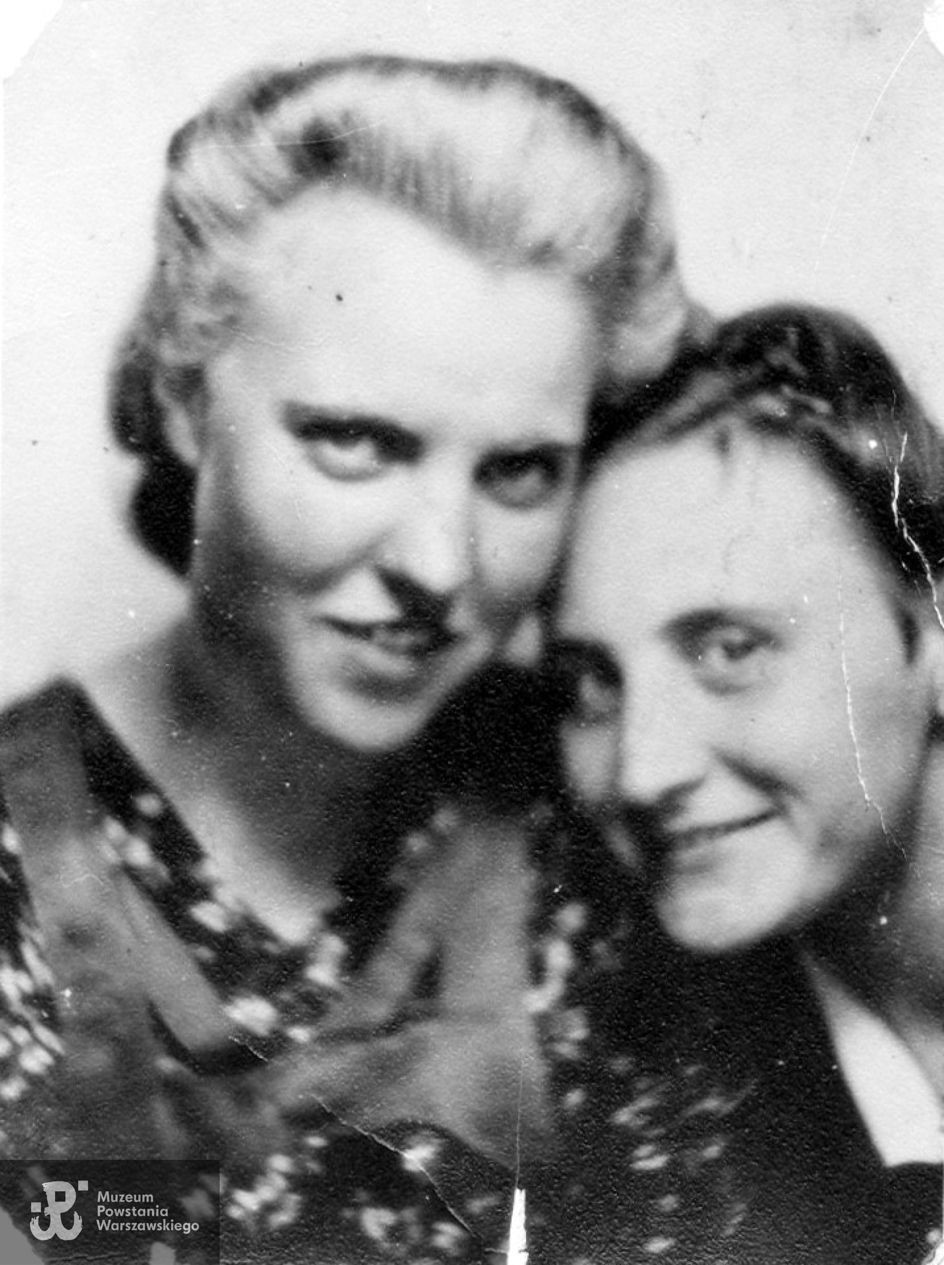 Izabela Faliszewska „Iza”, „Pokrzywka" (na zdjęciu z lewej) z przyjaciółką, dr Heleną Wolff, szefem Sanitariatu Obwodu Kielecko-Radomskiego AL. Zbiory Muzeum Powstania Warszawskiego, P/3017, dar p. Małgorzaty Wodiczko