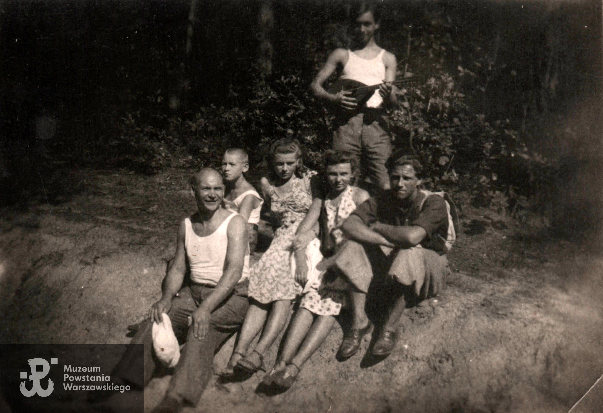Wiesław Baranowski (pierwszy z prawej) ze znajomymi. Fot. ze zbiorów rodzinnych, skan udostępnił p. Sebastian Baranowski, wnuk Powstańca [8]. 