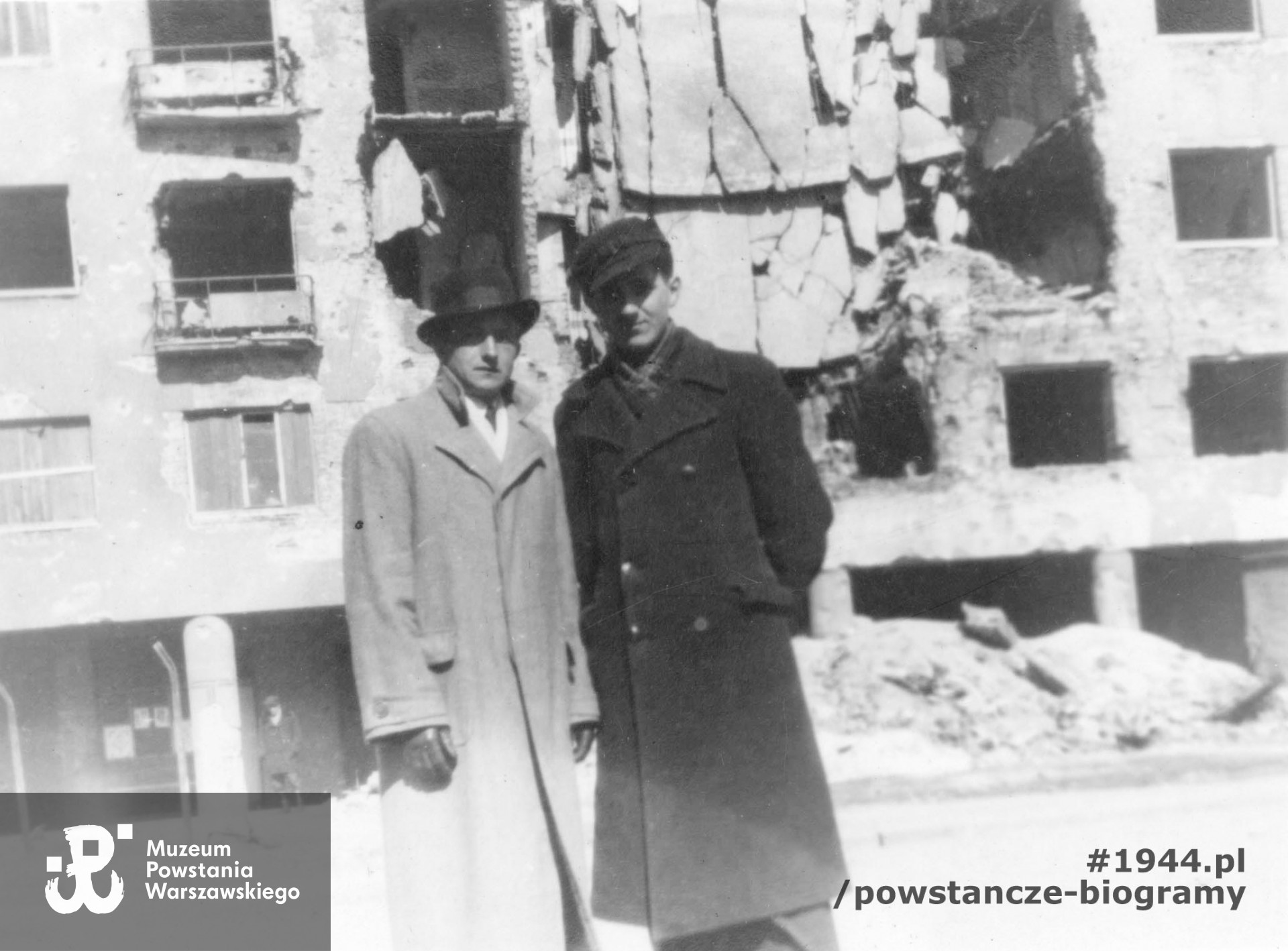 Fotografia z okresu okupacji niemieckiej wykonana  w Warszawie w październiku 1943 roku. Pchor. Henryk Sztandau "Zatorski" (po lewej) i Stefan Pałasz "Stef" (po prawej) przed zniszczoną we wrześniu 1939 kamienicą Radzymińska 52 (widok od ul. Łomżyńskiej), w której odbywały się tajne szkolenia podchorążych. Fot. ze zbiorów Muzeum Powstania Warszawskiego, sygn. MPW-IK/401