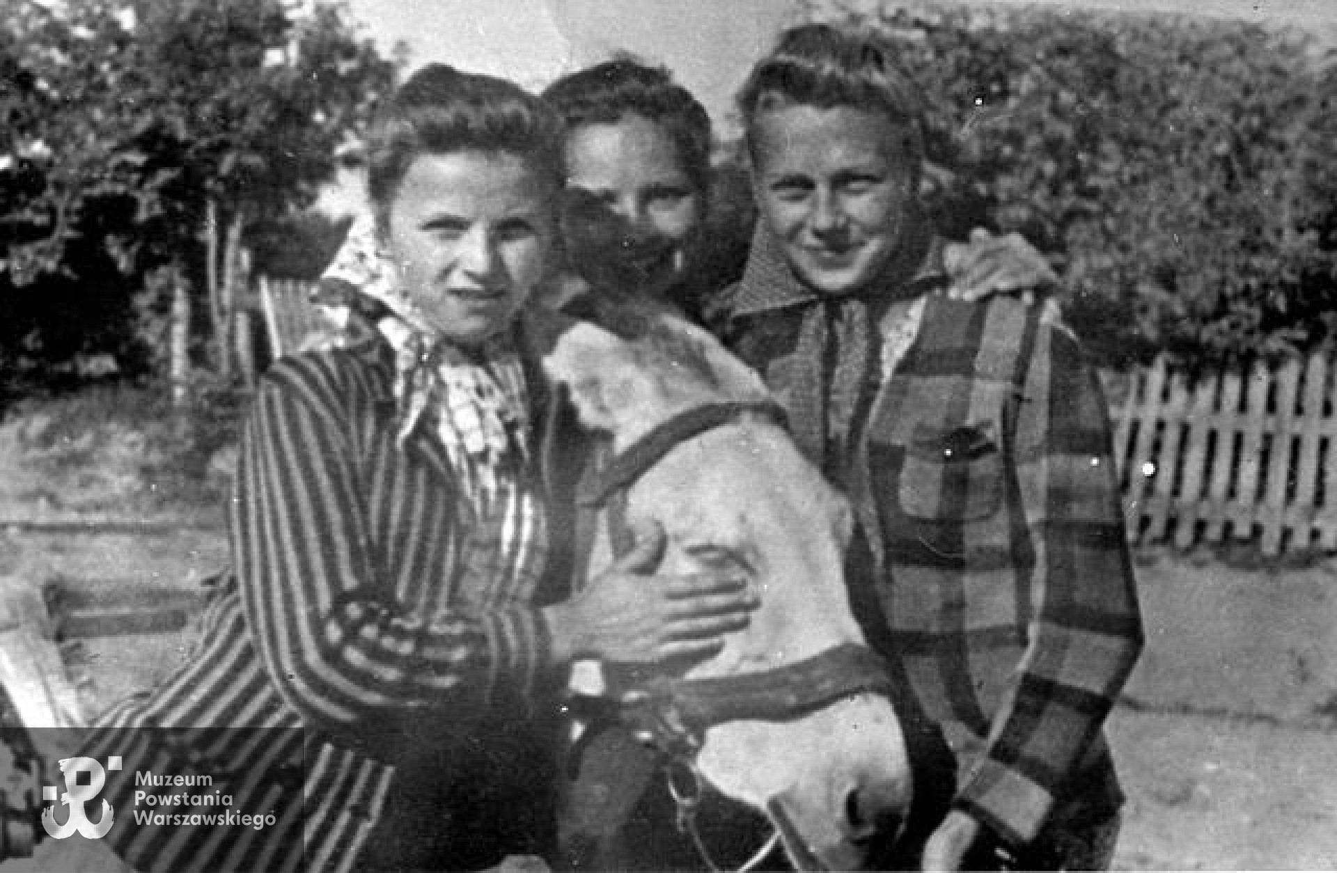 Konspiracyjny obóz harcerski - Skórzec 1943 rok. Od lewej Maryla Szydłowska, Hanna Szczepanowska i Izabela Zatorska. Fot. z archiwum rodzinnego Hanny Szczepanowskiej, dzięki uprzejmości J. Wawszczyka.