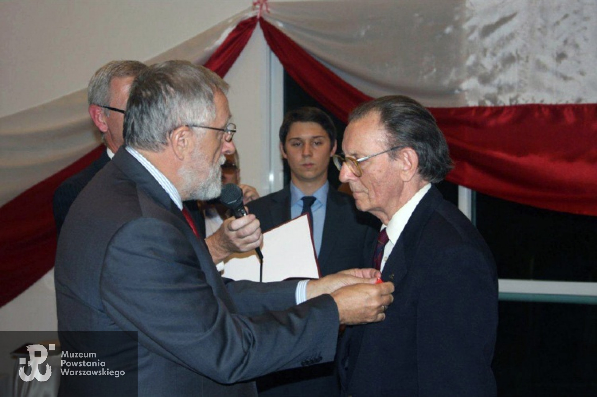 19 listopada 2011, w czasie uroczystości Święta Niepodległości w Towarzystwie Polonia w Rio de Janeiro, Ambasador Jacek Junosza Kisielewski RP, w imieniu Prezydenta RP, dekoruje Krzysztofa Głuchowskiego Krzyżem Kawalerskim Orderu Odrodzenia Polski. Z archiwum rodzinnego Krzysztofa Głuchowskiego.