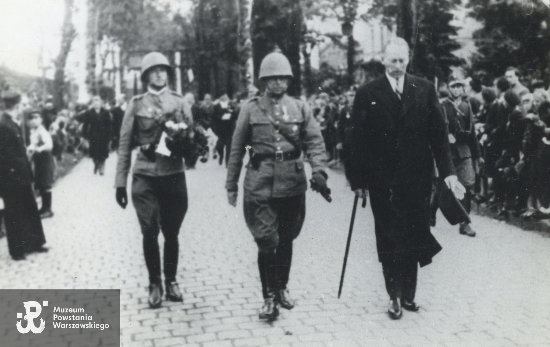 1938 rok - powrót z manewrów jesiennych do garnizonu. Idą od prawej: starosta chełmiński Z. Górzewski, dowódca 66 pp ppłk. Stefan Michalski, adiutant dowódcy 66 pp por. Józef Załoga. Pochód zmierza ku  trybunie ustawionej przy Dworcu Kolejowym. Zbiory rodzinne, udostępniła   córka, p. Izabela Rola z domu Załoga