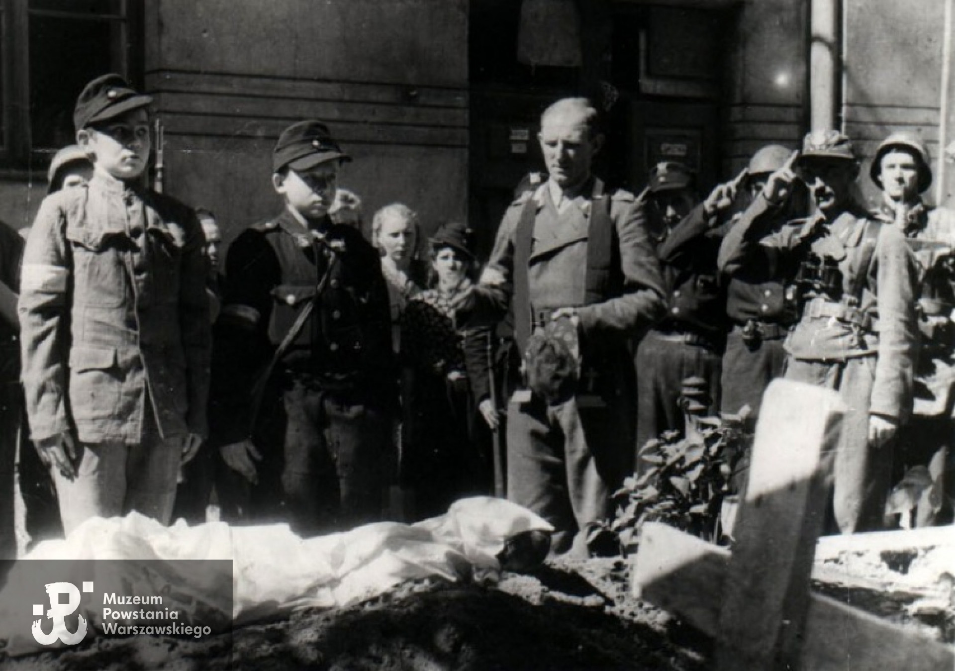 Pogrzeb łącznika "Orła Białego" w podwórzu domu przy ul. Ceglanej. Mieczysław Mirecki "Błyskawica" widoczny na zdjęciu pierwszy po prawej. Fot. AR MPW