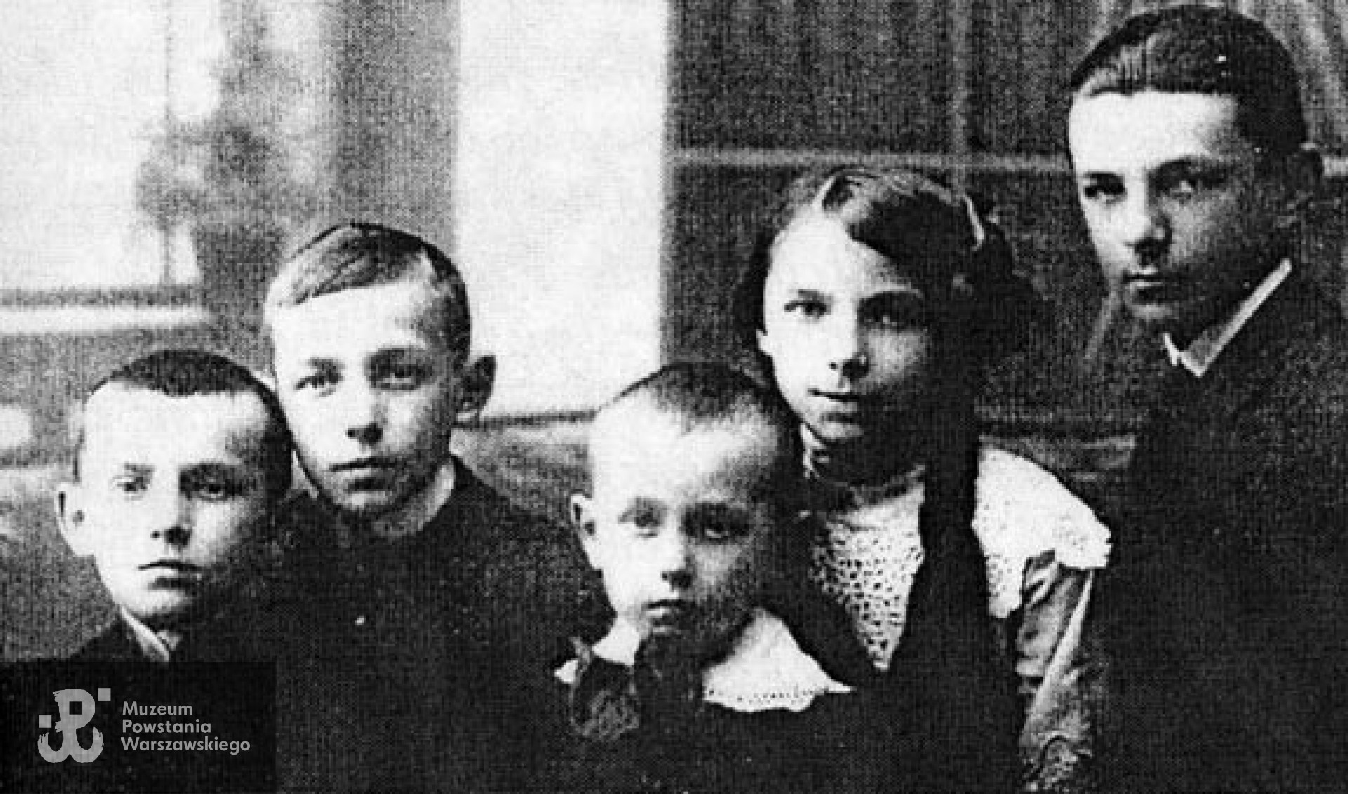 Rodzeństwo Kamlerów (1908 ?) od lewej: JERZY  (ppor. 7. Pułku Ułanów Lubelskich, poległ w Powstaniu 1944 r.  VM i KW), JAN (ułan 3. Pułku Ułanów, poległ w bitwie pod Bełzą w 1919 r.  VM i KW), KAZIMIERZ (por. 11. Pułku Ułanów Legionowych, zmarł w  Warszawie w  1981  r. - KW), ZOFIA (ppor. - zmarła w Nowym Jorku w 1988 r. - KW dwukrotnie), JULIUSZ (ppor. 1. Pułku Szwoleżerów, poległ w bitwie pod Sulimowem w 1919 r. VM i KW)